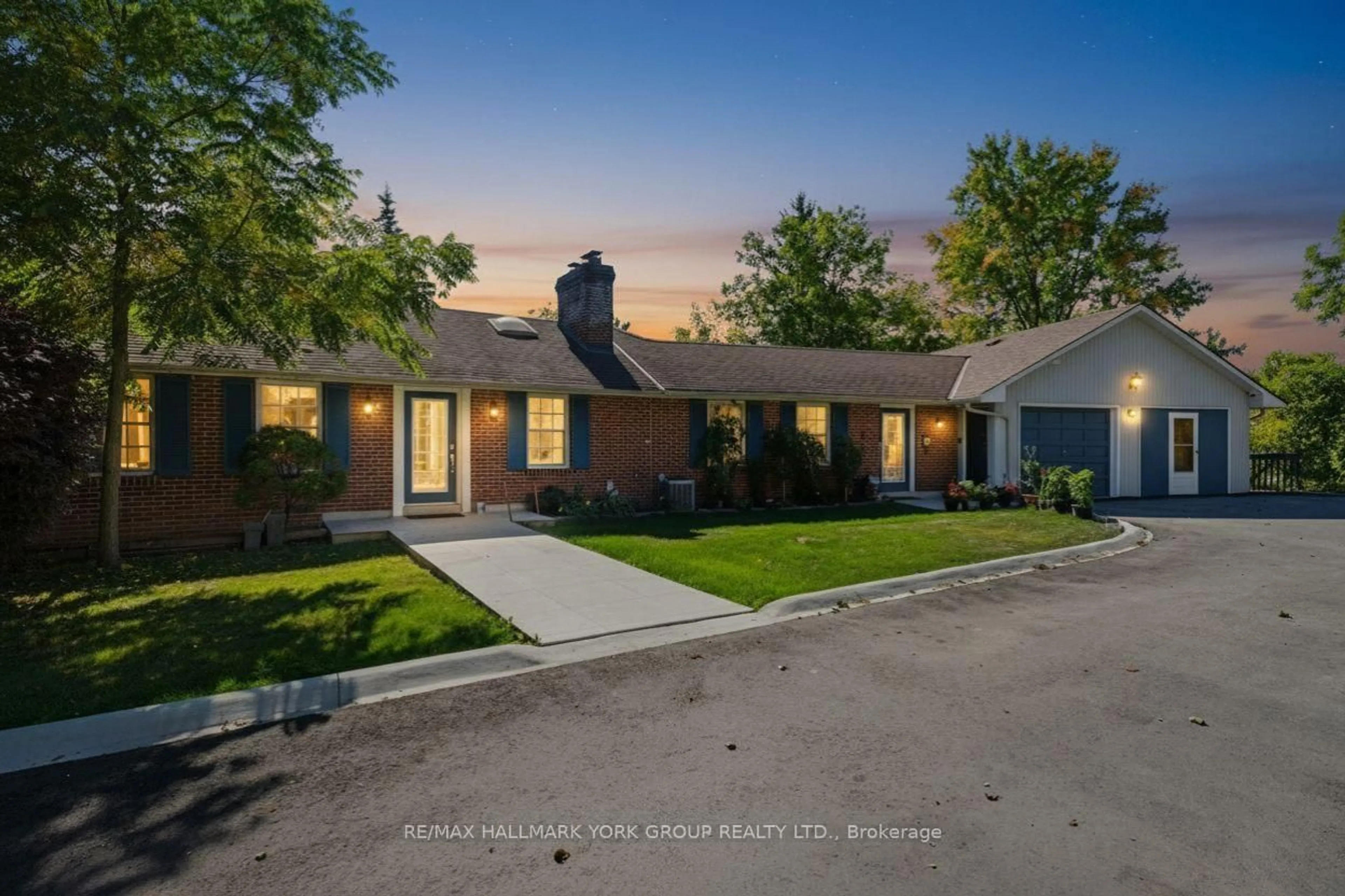 A pic from outside/outdoor area/front of a property/back of a property/a pic from drone, street for 3815 King Rd, King Ontario L7B 1K4