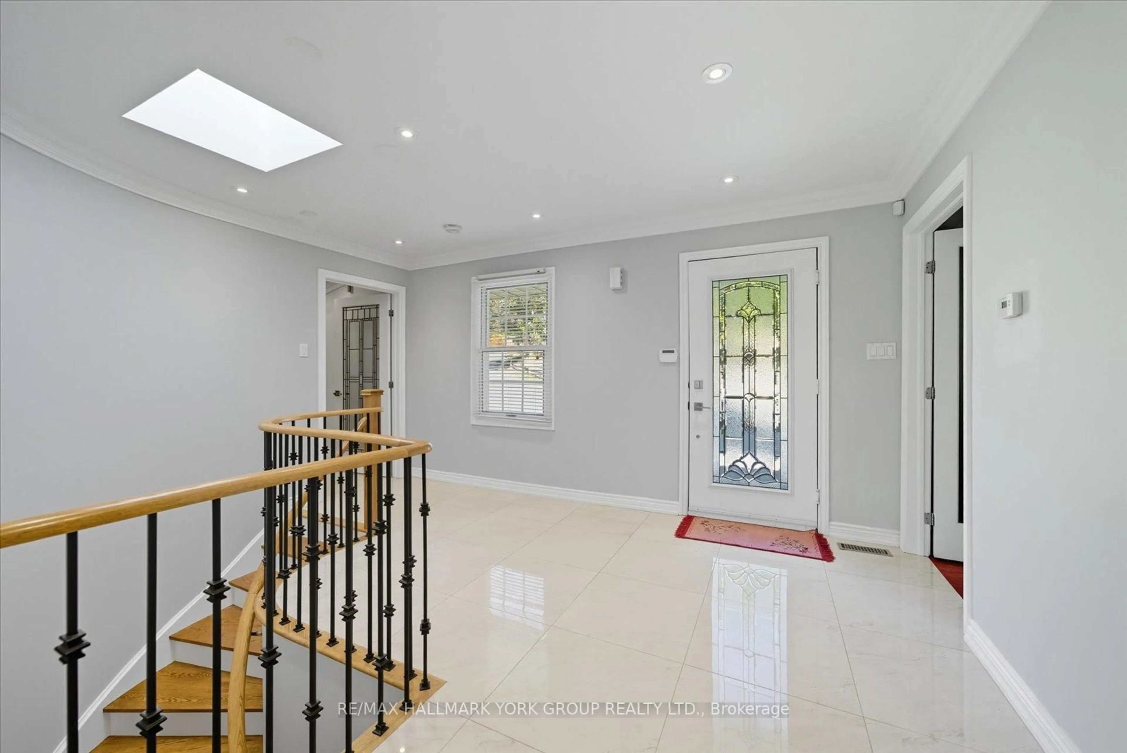 Indoor foyer for 3815 King Rd, King Ontario L7B 1K4