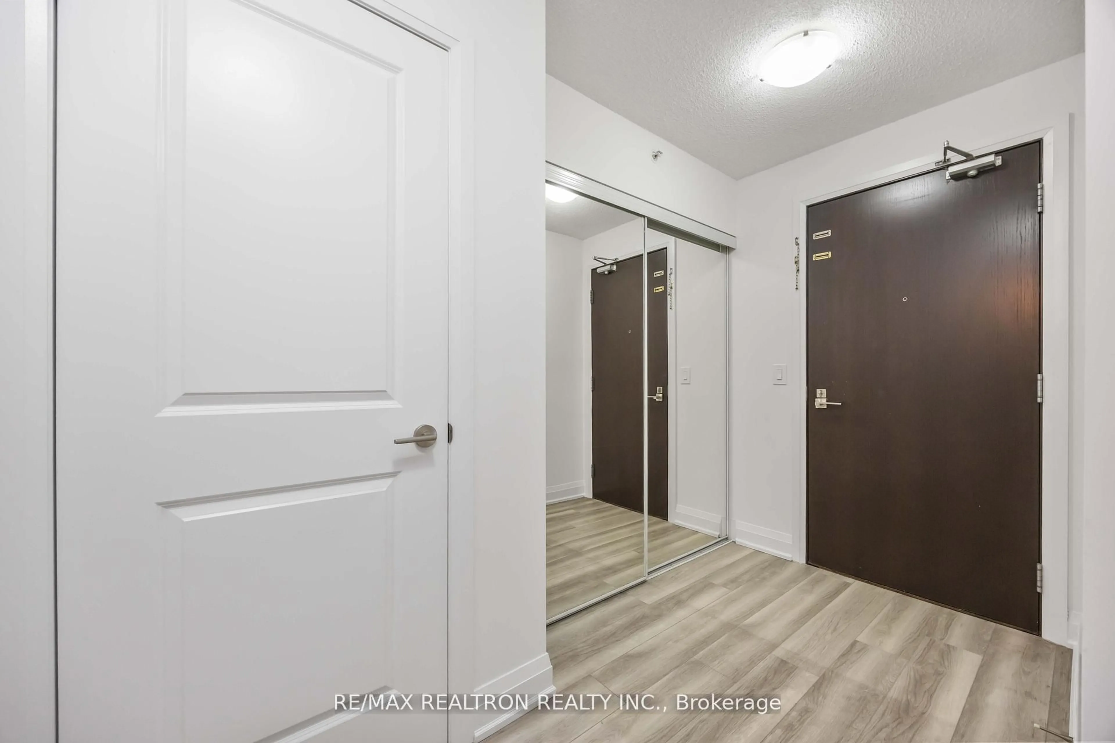 Indoor entryway for 372 Highway 7 Rd #212, Richmond Hill Ontario L4B 0C6