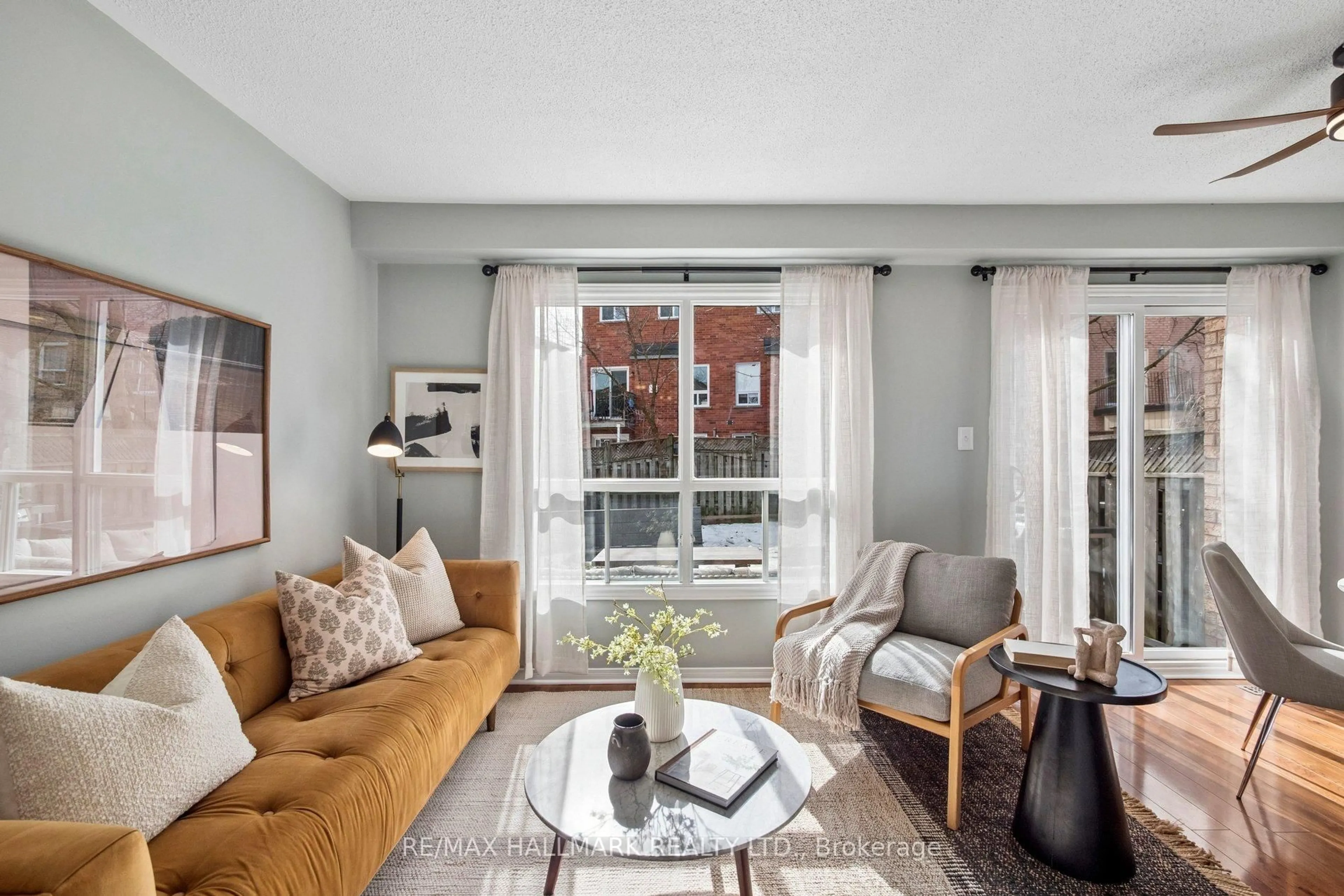 Living room with furniture, unknown for 568 Walpole Cres, Newmarket Ontario L3X 2B4