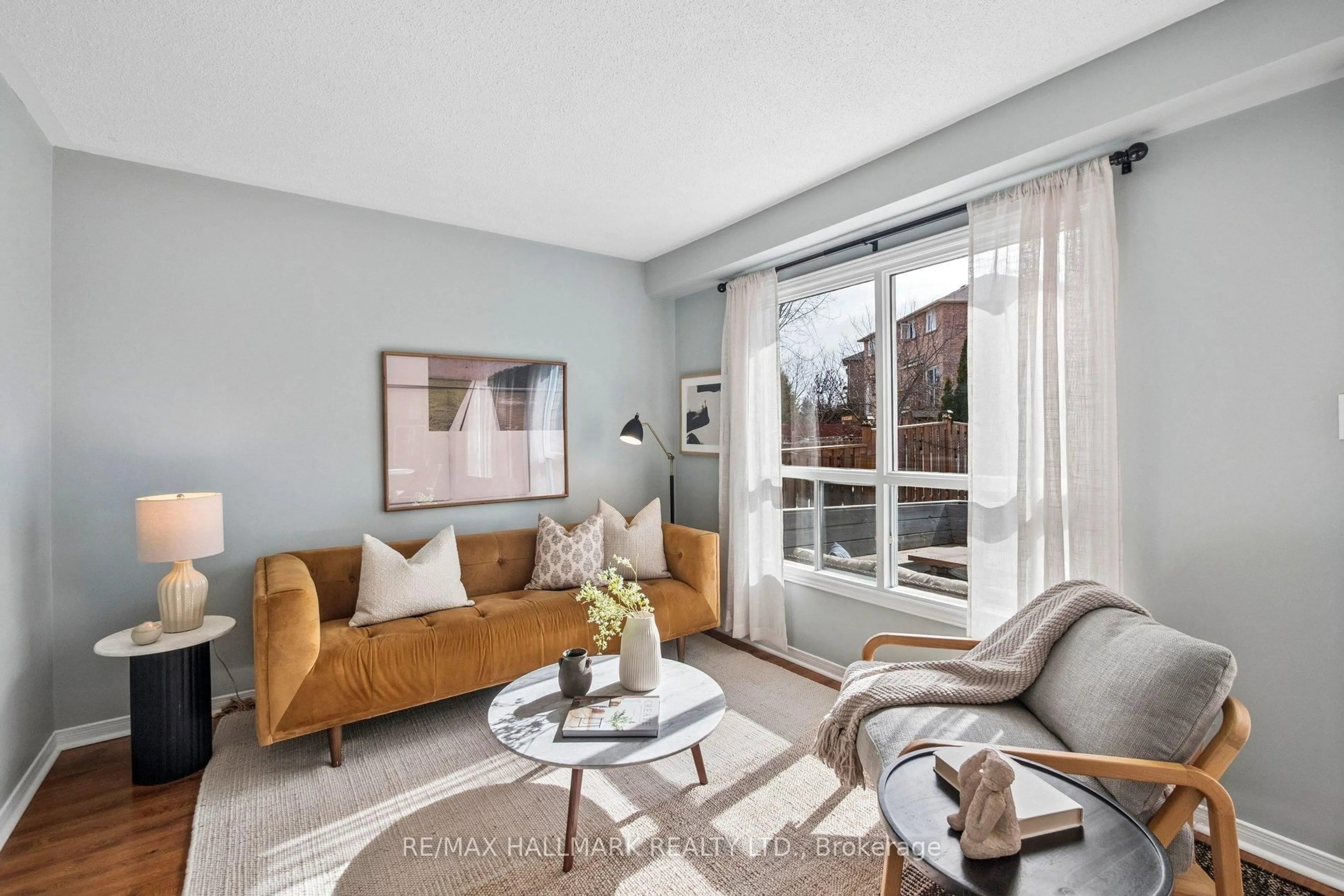 Living room with furniture, unknown for 568 Walpole Cres, Newmarket Ontario L3X 2B4