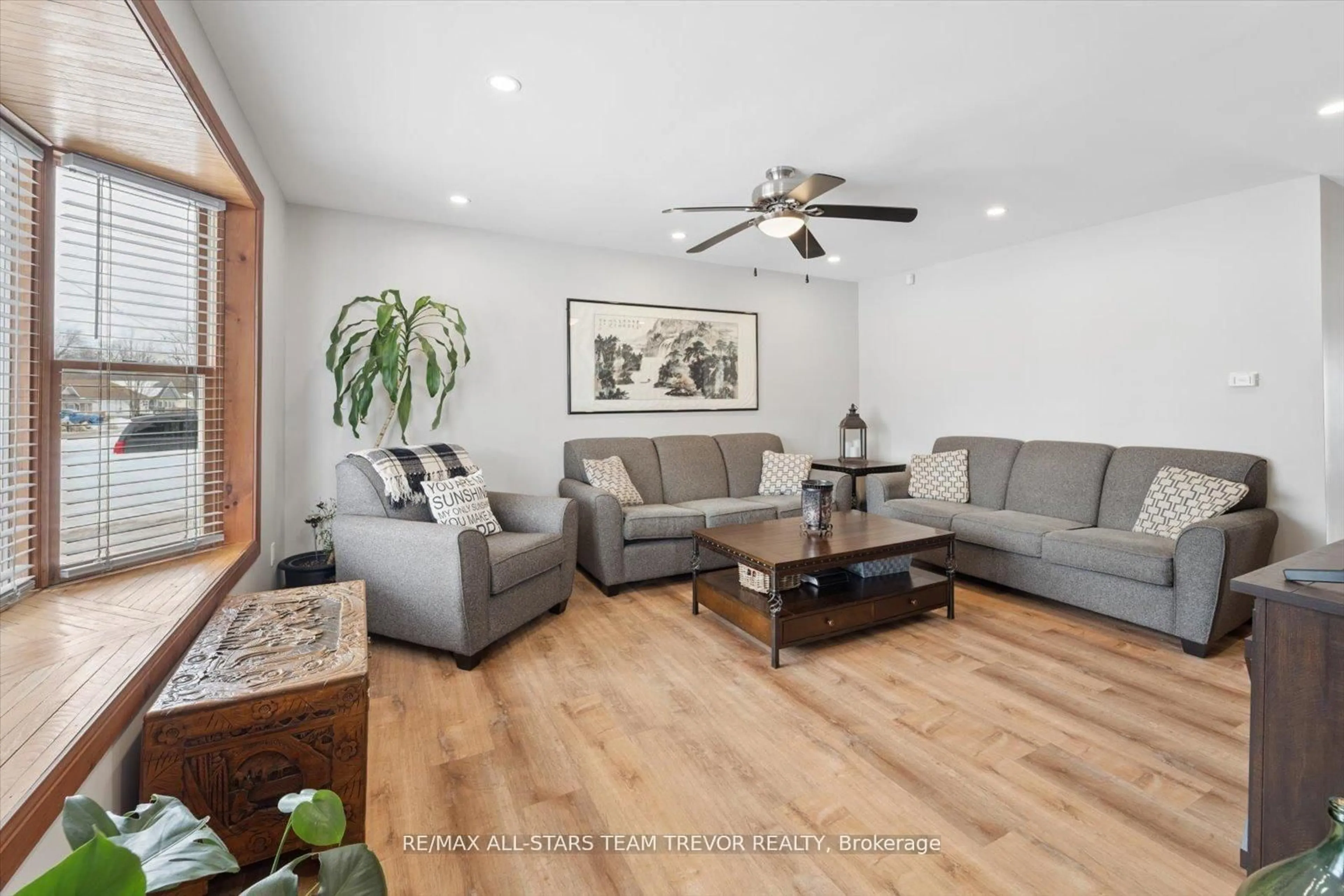 Living room with furniture, wood/laminate floor for 277 Parkway Ave, Georgina Ontario L4P 2W1