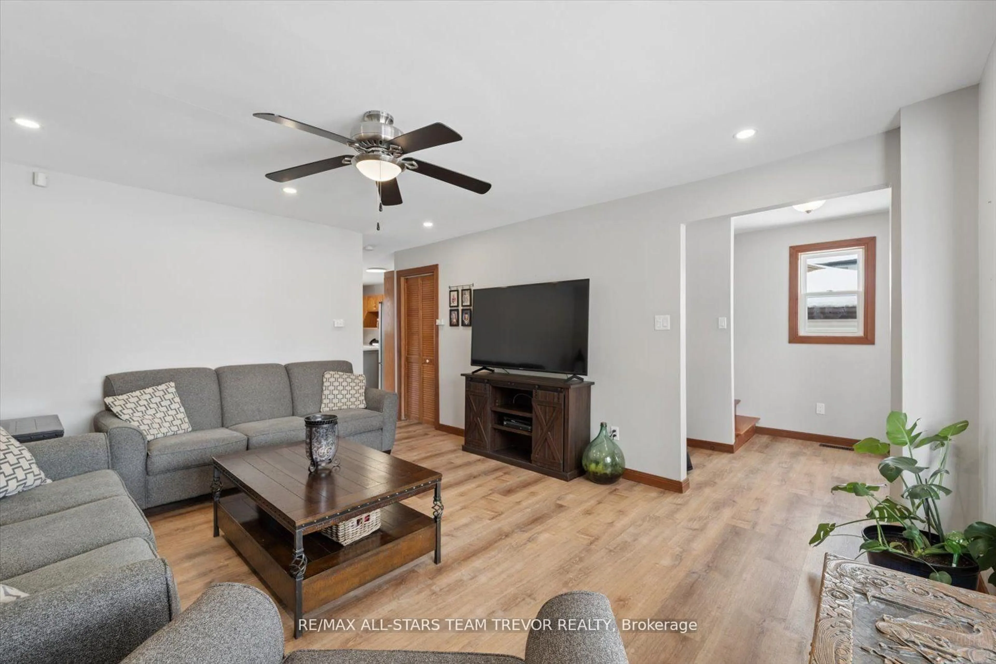 Living room with furniture, wood/laminate floor for 277 Parkway Ave, Georgina Ontario L4P 2W1