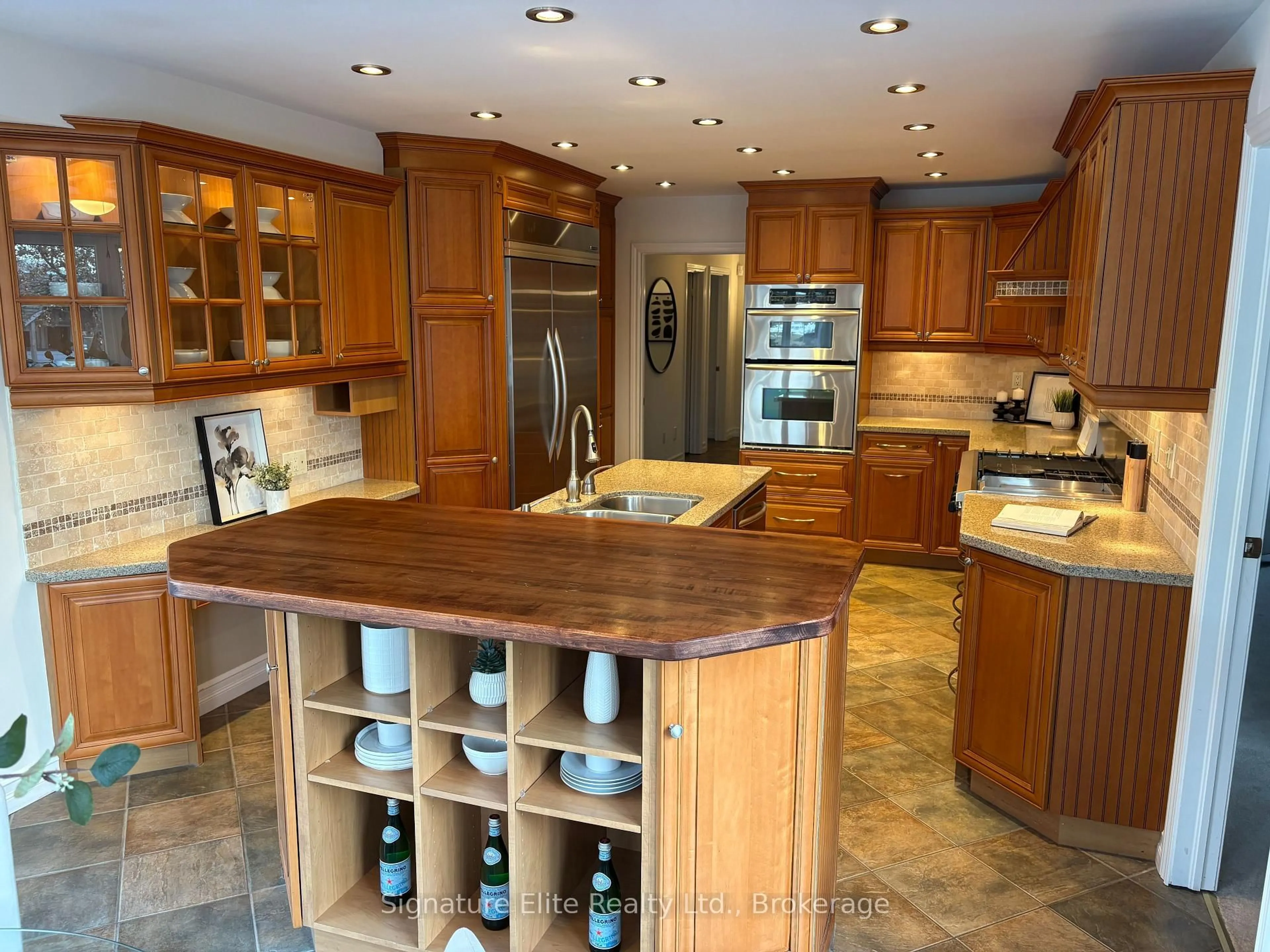 Contemporary kitchen, unknown for 351 Kirby Cres, Newmarket Ontario L3X 1G8