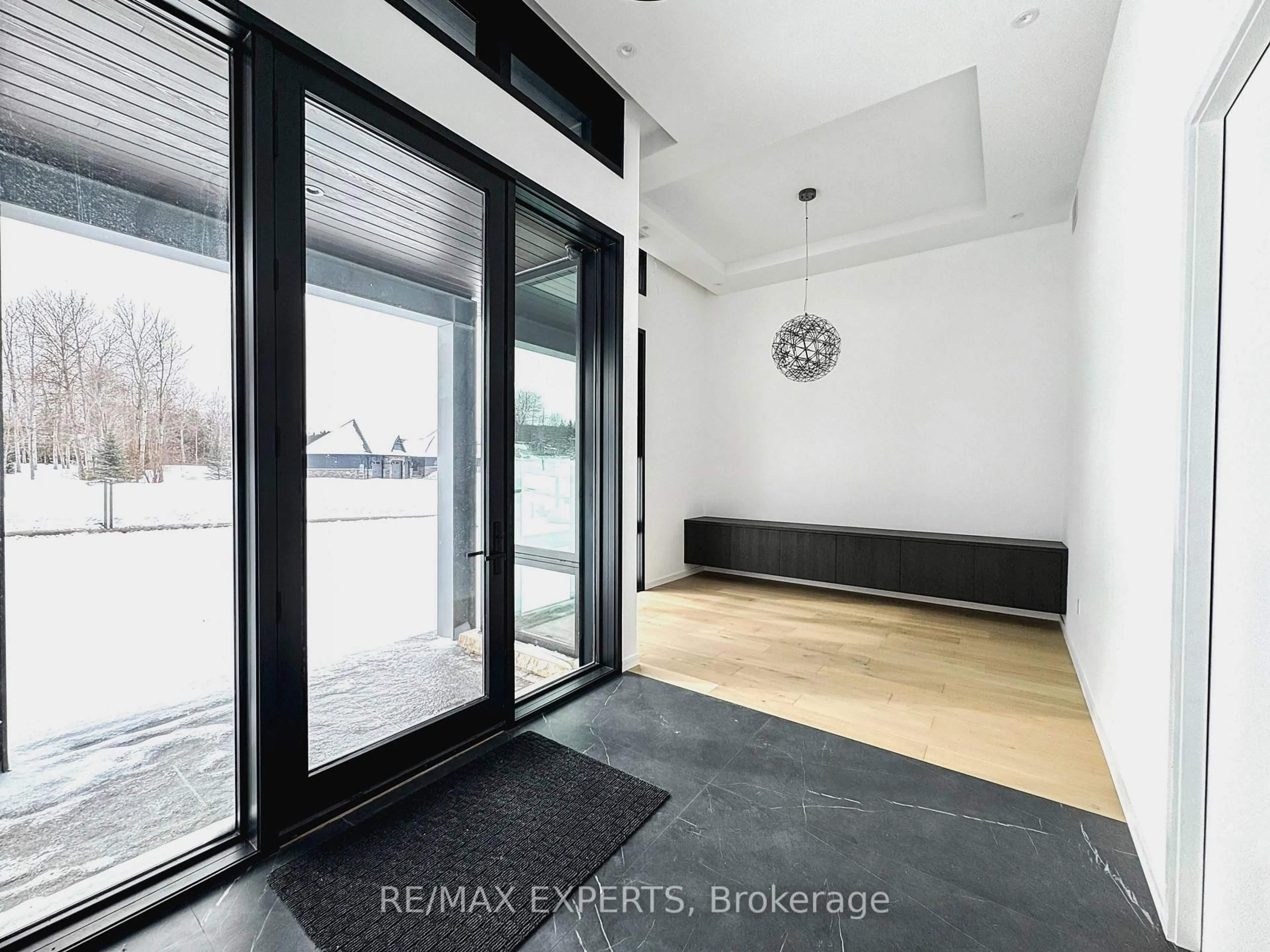 Indoor entryway for 130 Dale Cres, Bradford West Gwillimbury Ontario L0L 1L0