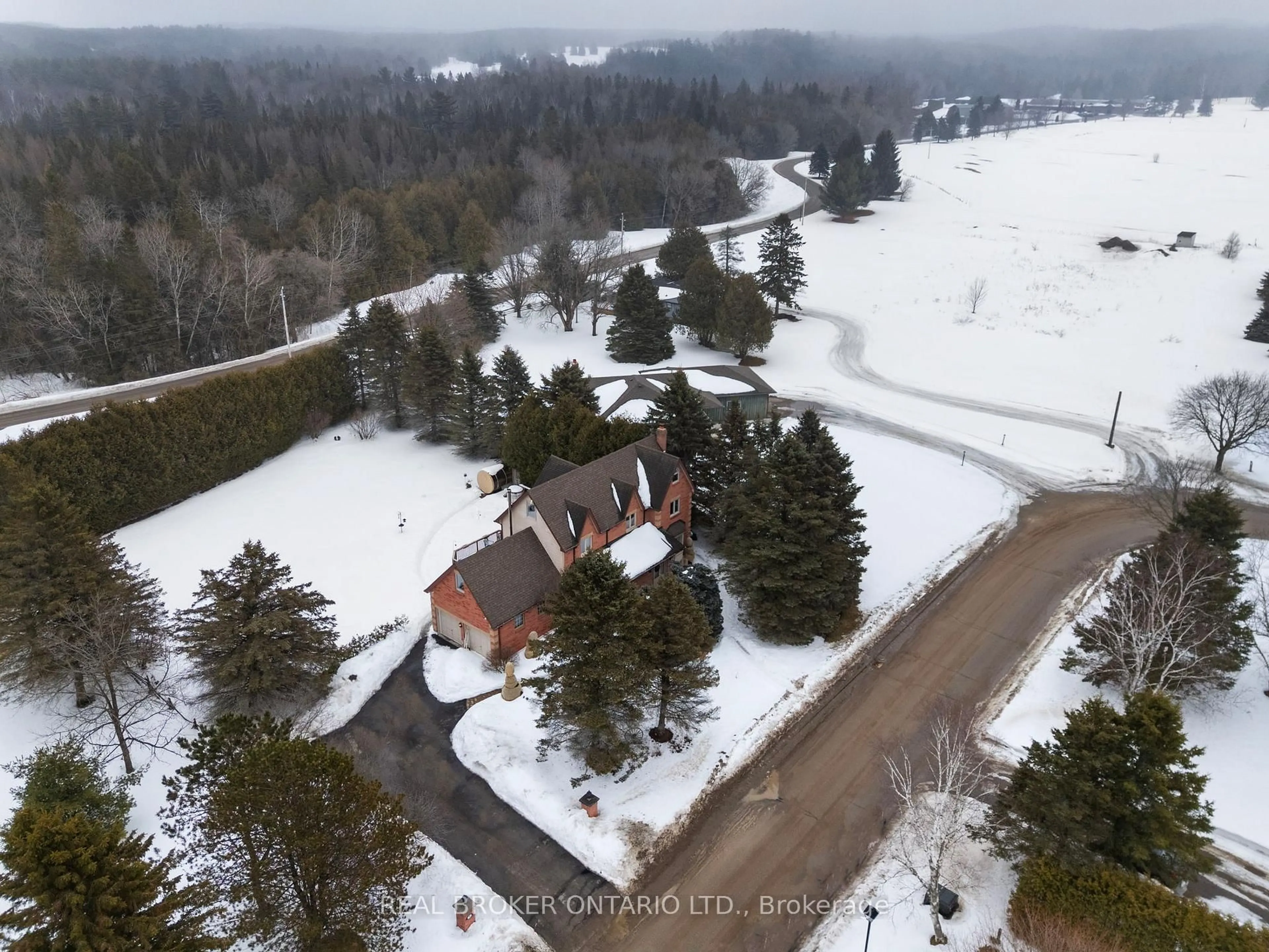 A pic from outside/outdoor area/front of a property/back of a property/a pic from drone, unknown for 3 Mill Run Gate, Uxbridge Ontario L9P 1R1