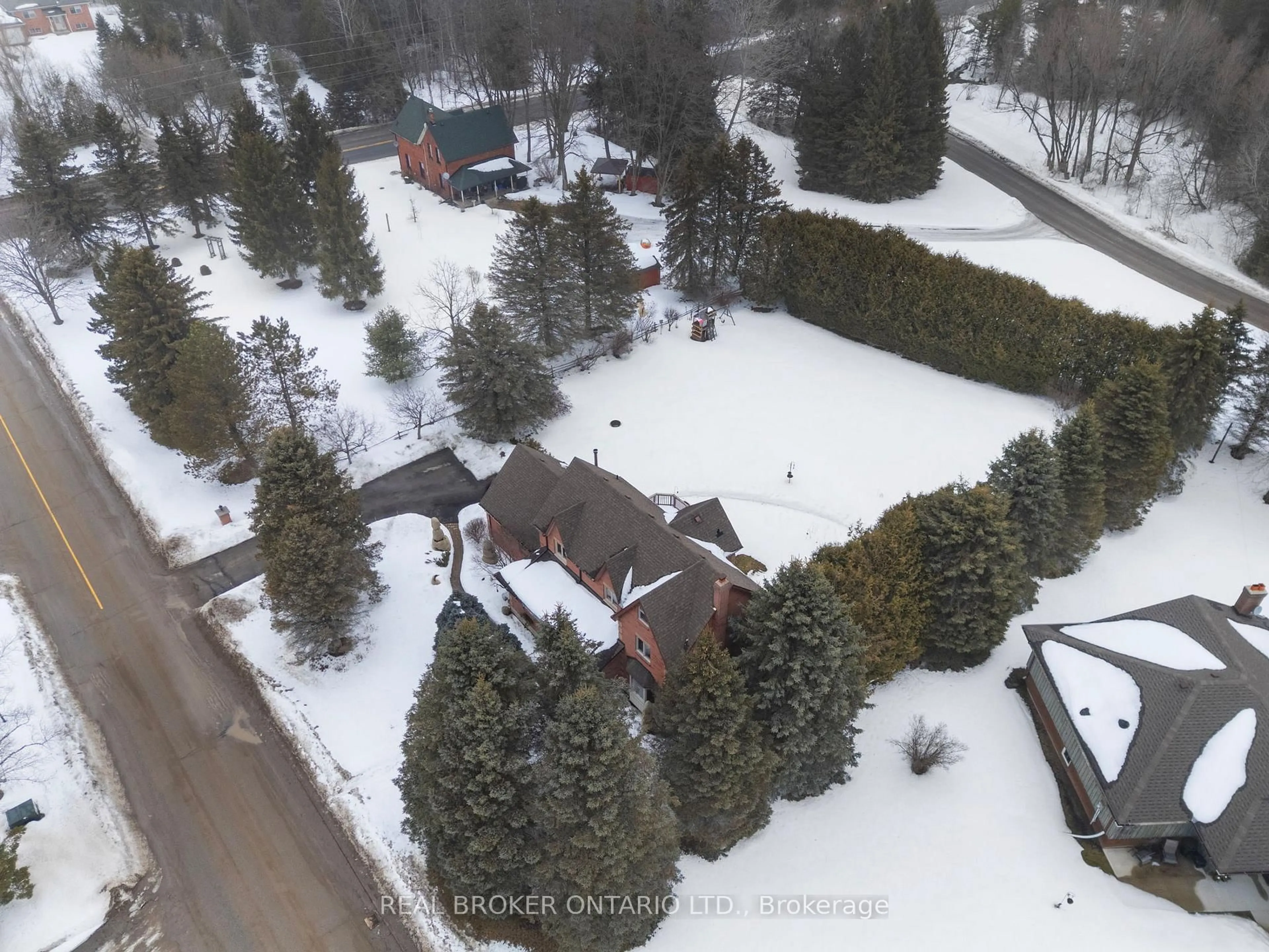 A pic from outside/outdoor area/front of a property/back of a property/a pic from drone, street for 3 Mill Run Gate, Uxbridge Ontario L9P 1R1