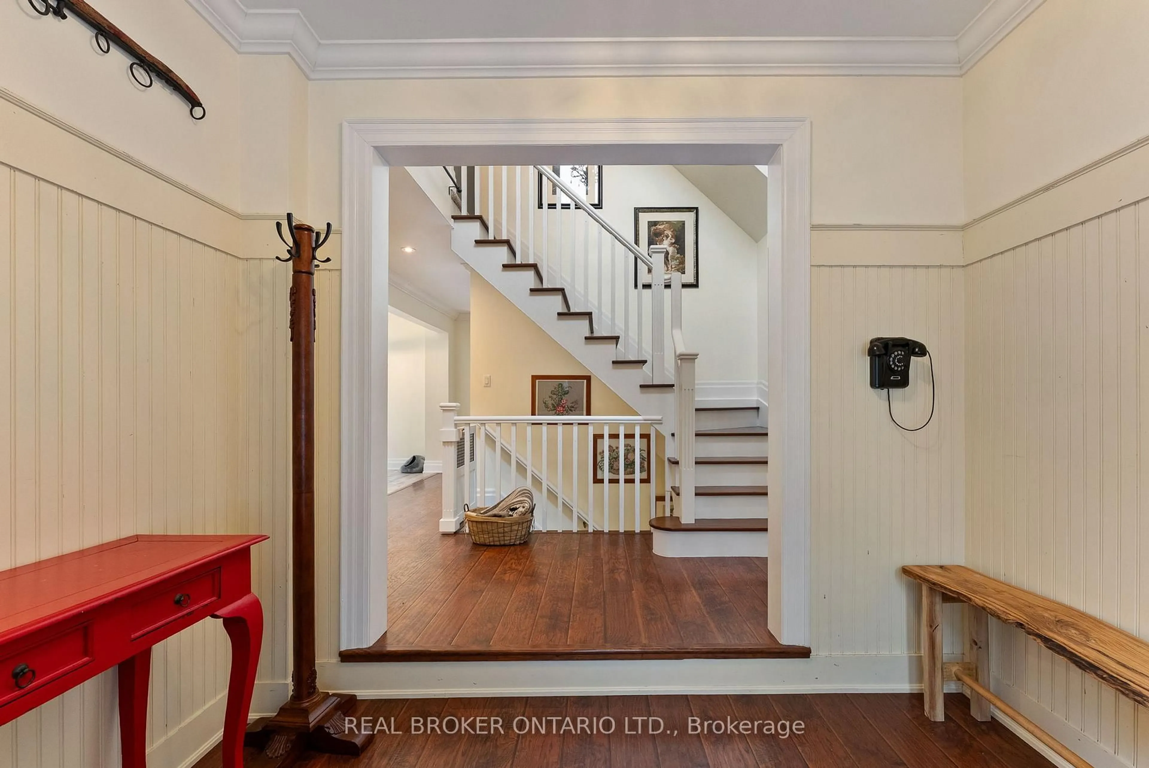 Indoor entryway for 3 Mill Run Gate, Uxbridge Ontario L9P 1R1