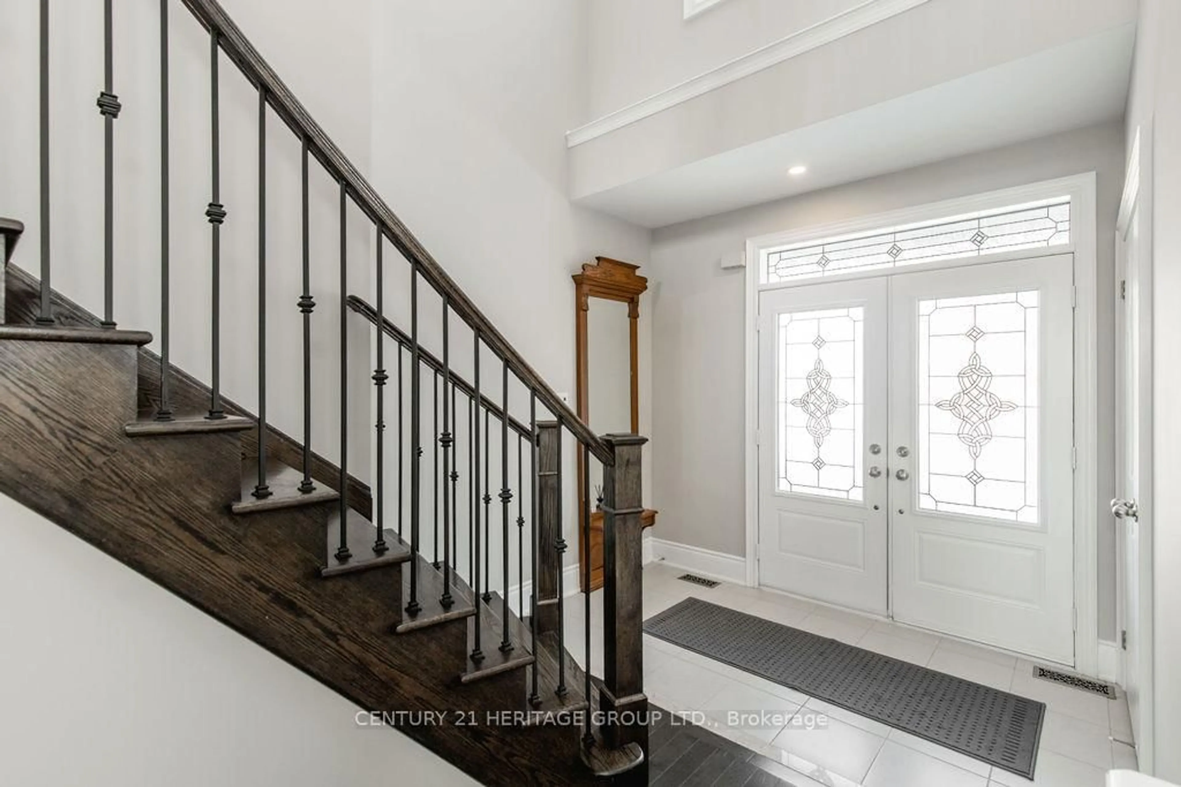 Indoor entryway for 25 Copeland Cres, Innisfil Ontario L0L 1L0
