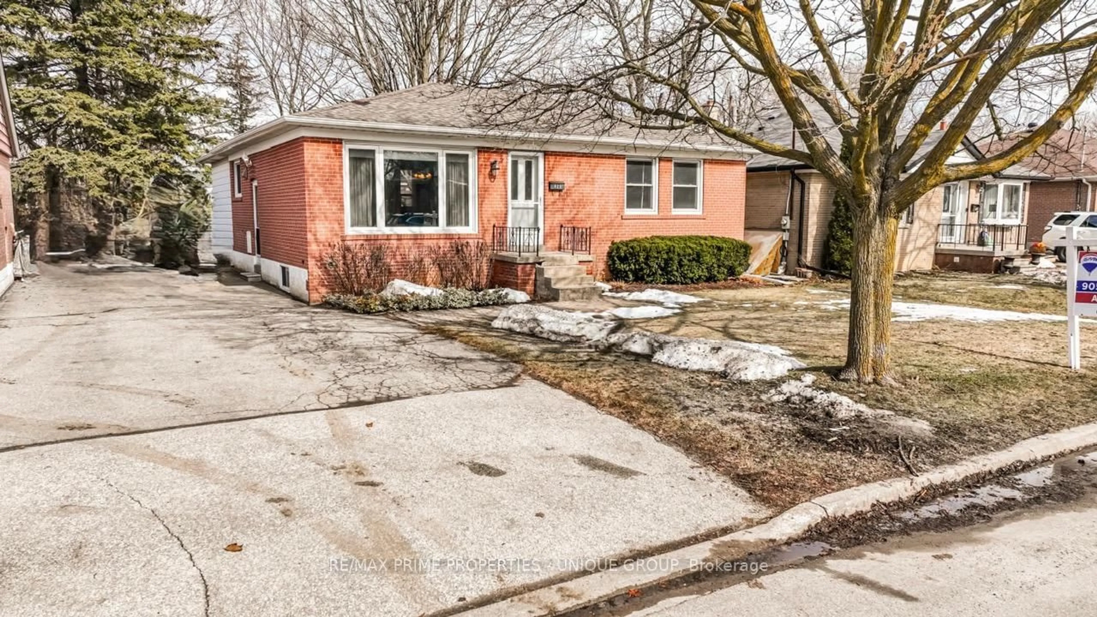 Home with brick exterior material, street for 425 Centre St, Richmond Hill Ontario L4C 1B8