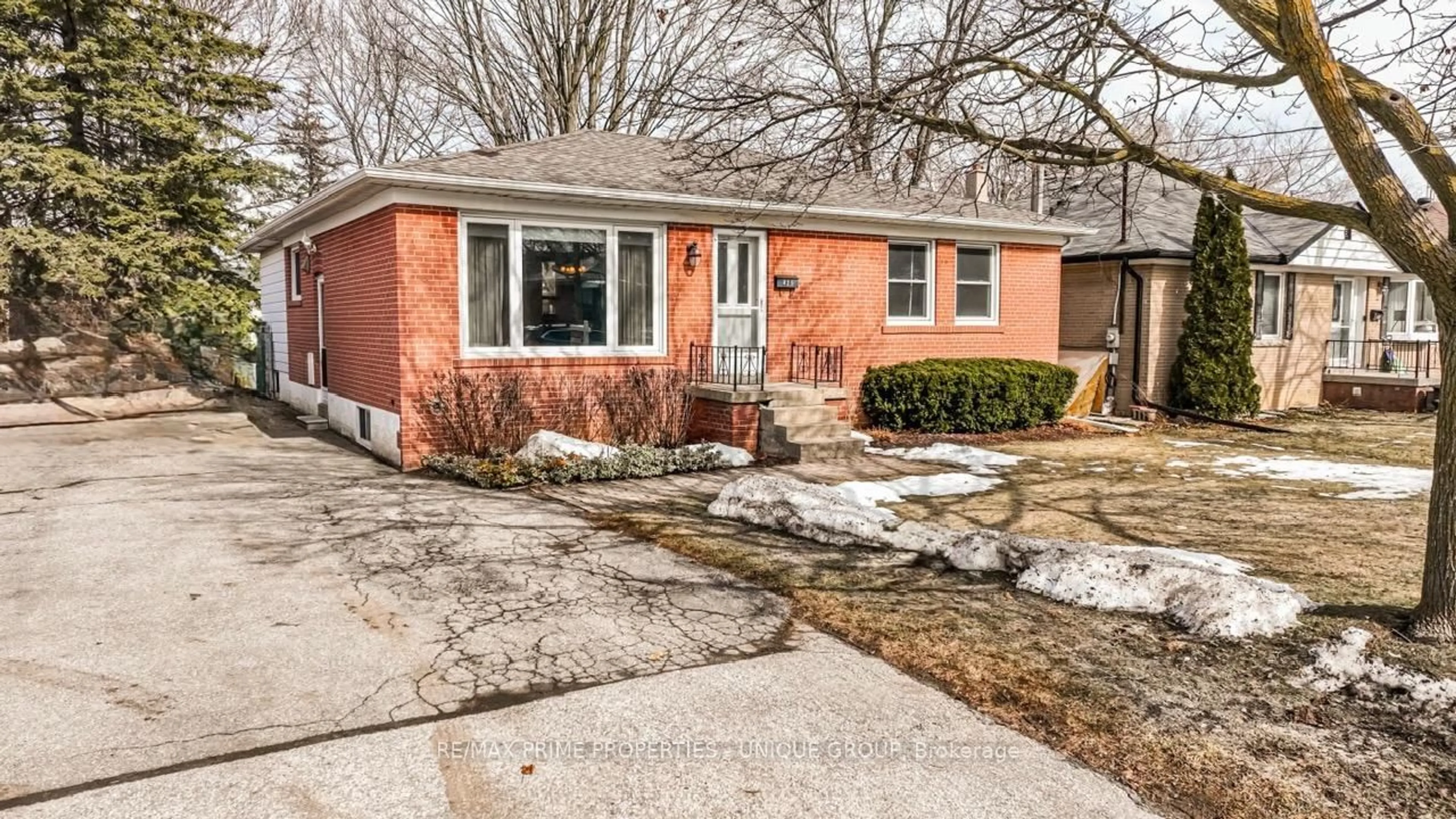 Home with brick exterior material, street for 425 Centre St, Richmond Hill Ontario L4C 1B8