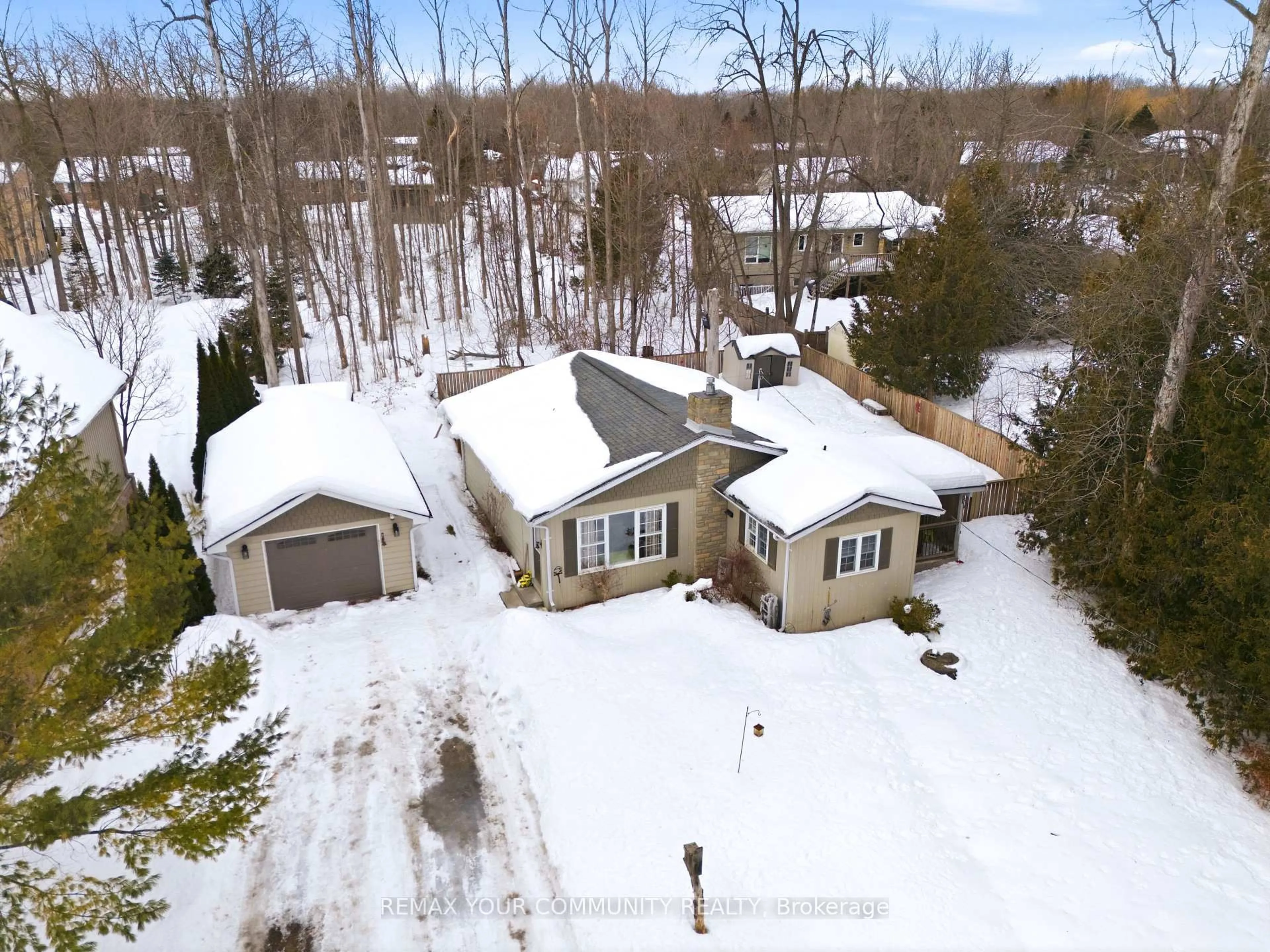A pic from outside/outdoor area/front of a property/back of a property/a pic from drone, street for 3816 30th Sdrd, Innisfil Ontario L9S 2Y4