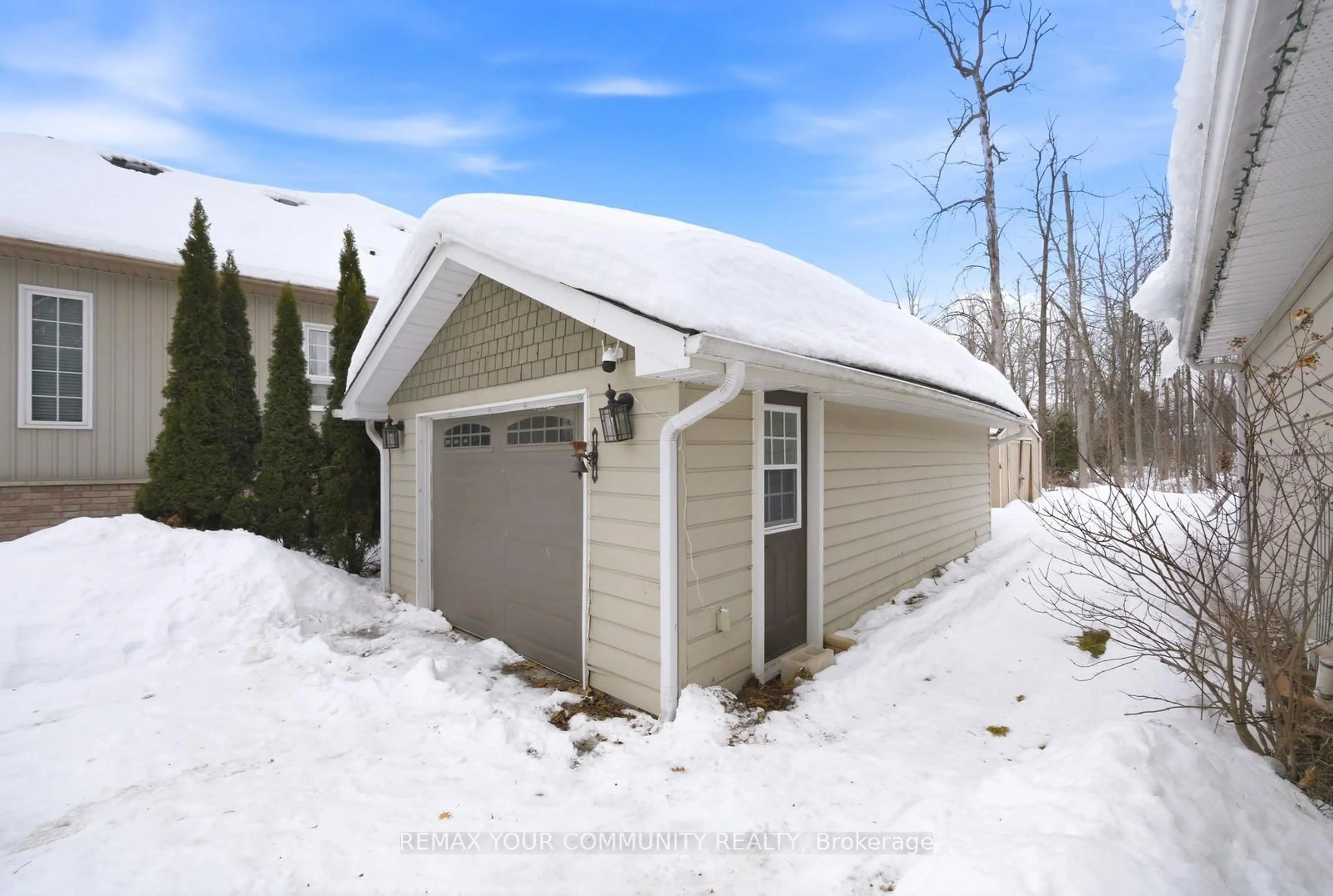 Indoor garage for 3816 30th Sdrd, Innisfil Ontario L9S 2Y4