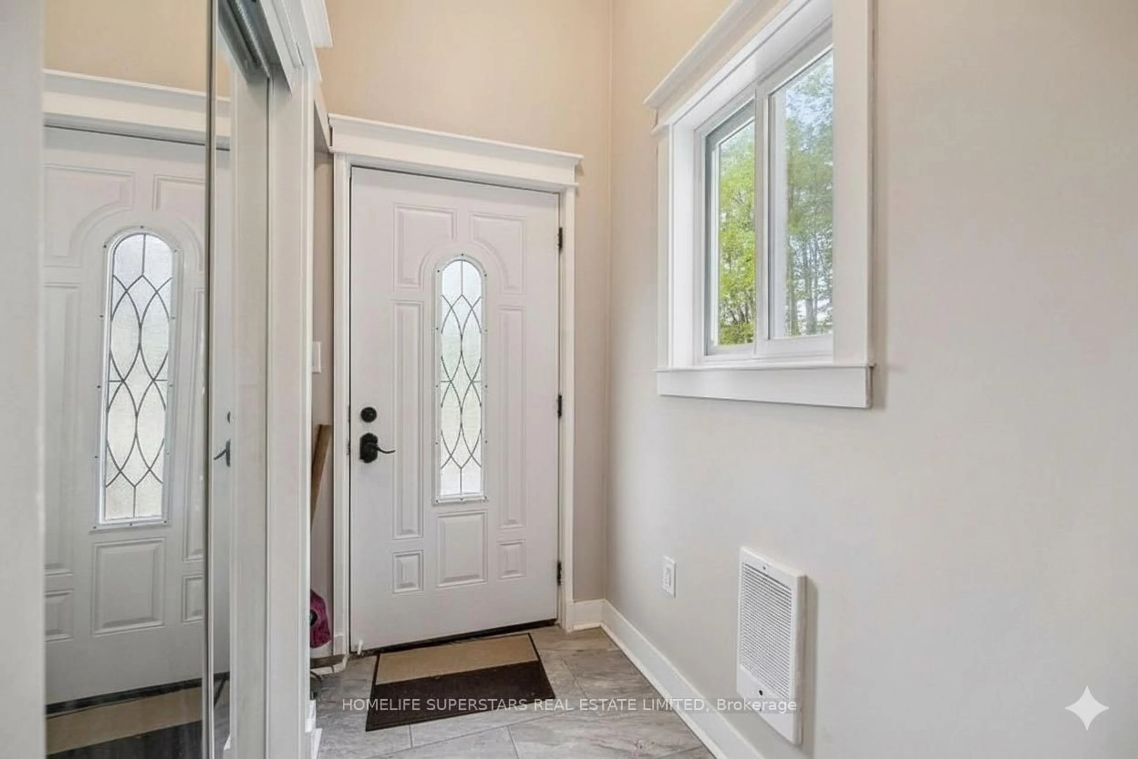 Indoor entryway for 4290 Yonge St, Bradford West Gwillimbury Ontario L0L 1R0