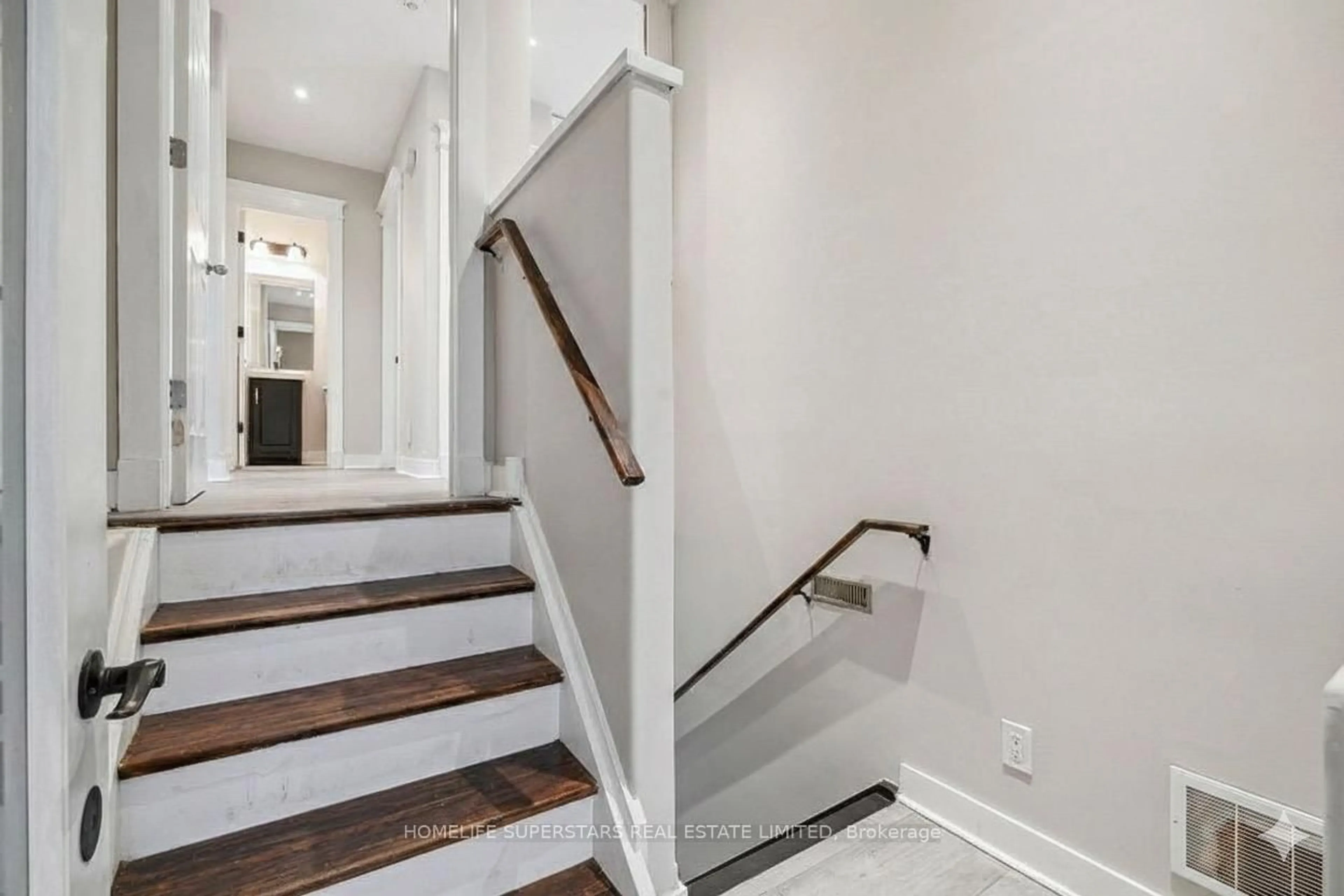 Stairs for 4290 Yonge St, Bradford West Gwillimbury Ontario L0L 1R0