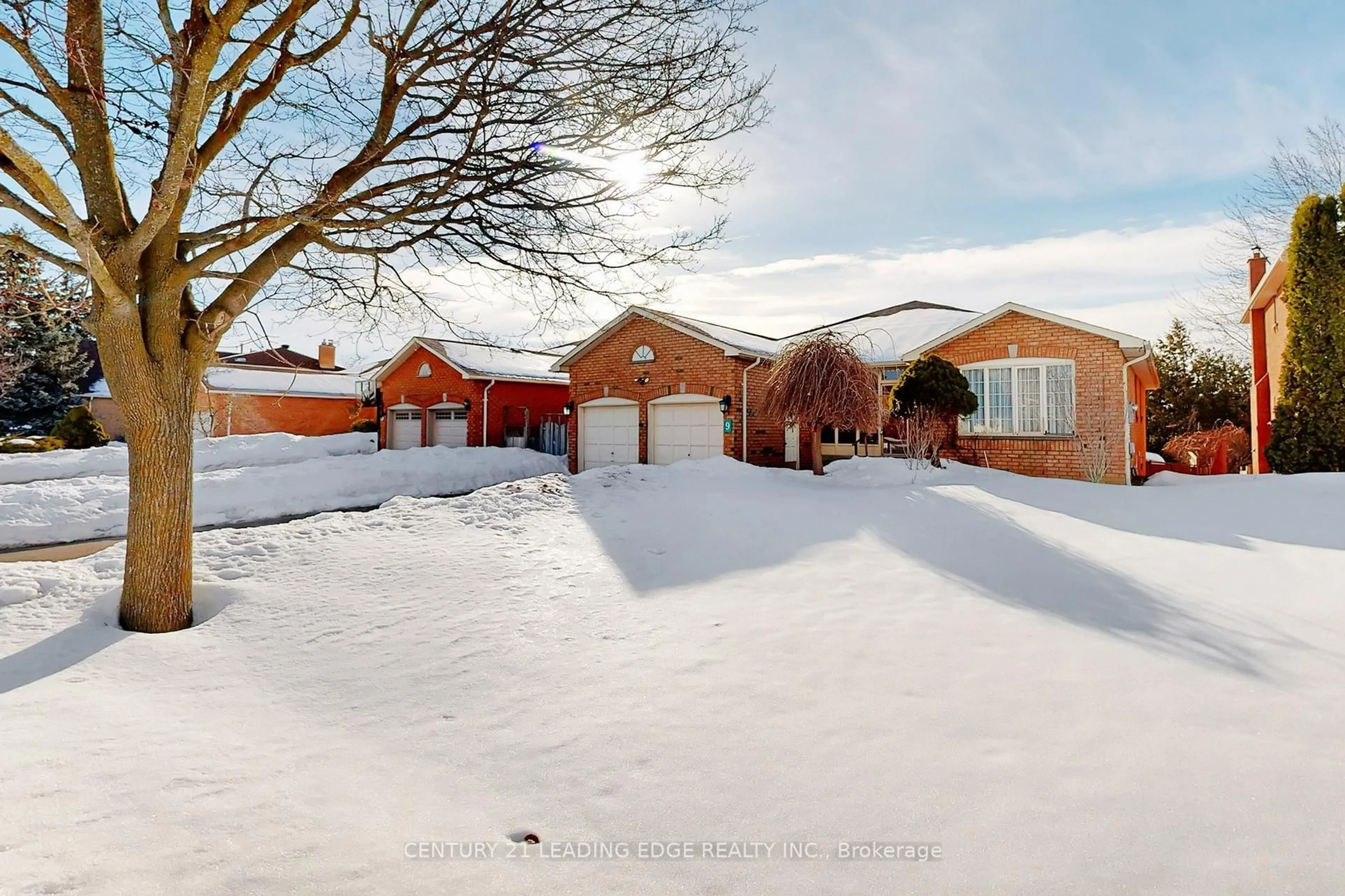 A pic from outside/outdoor area/front of a property/back of a property/a pic from drone, street for 9 COATES Cres, Richmond Hill Ontario L4E 2M3