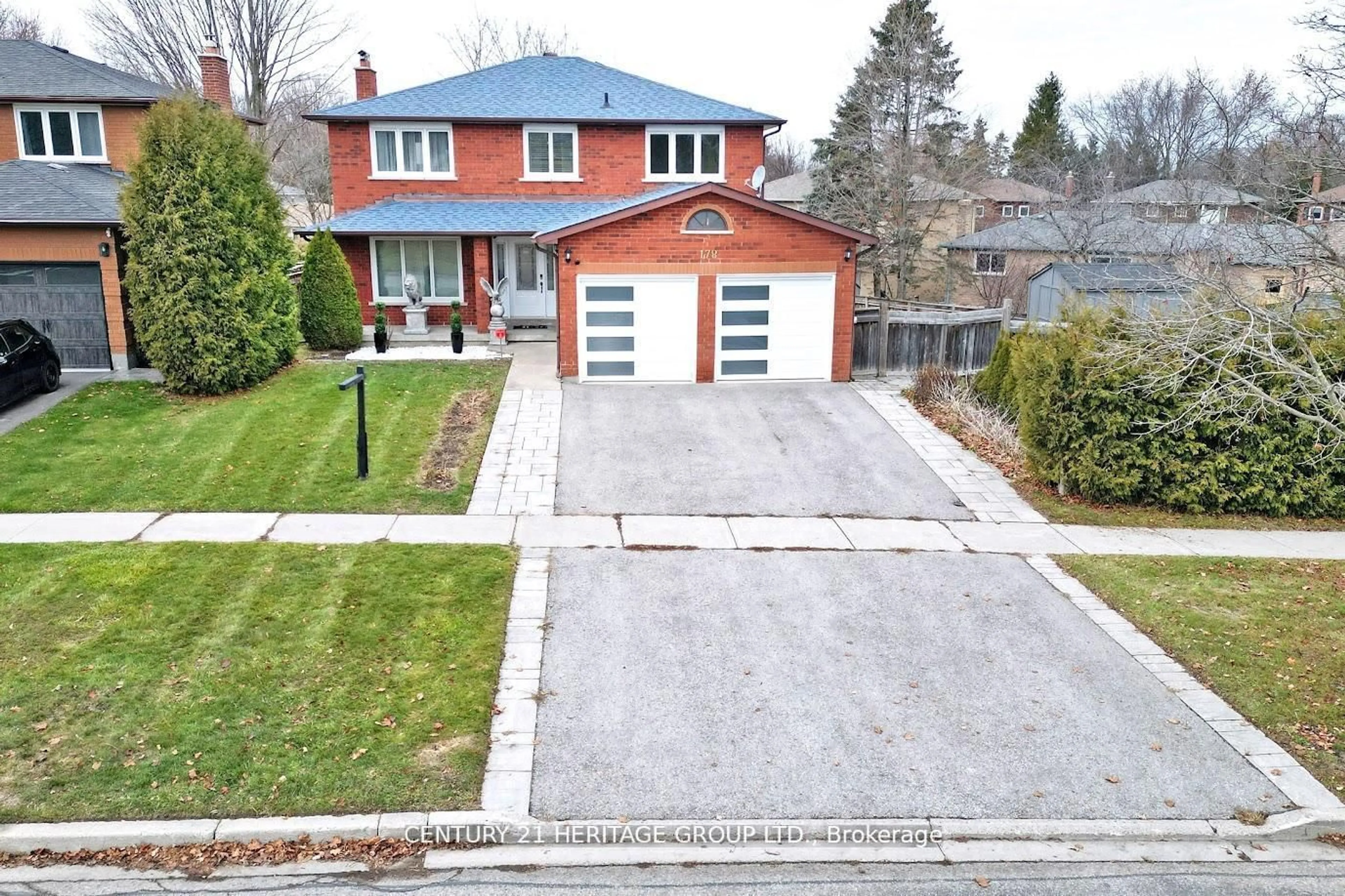 A pic from outside/outdoor area/front of a property/back of a property/a pic from drone, street for 178 Waratah Ave, Newmarket Ontario L3Y 6R4