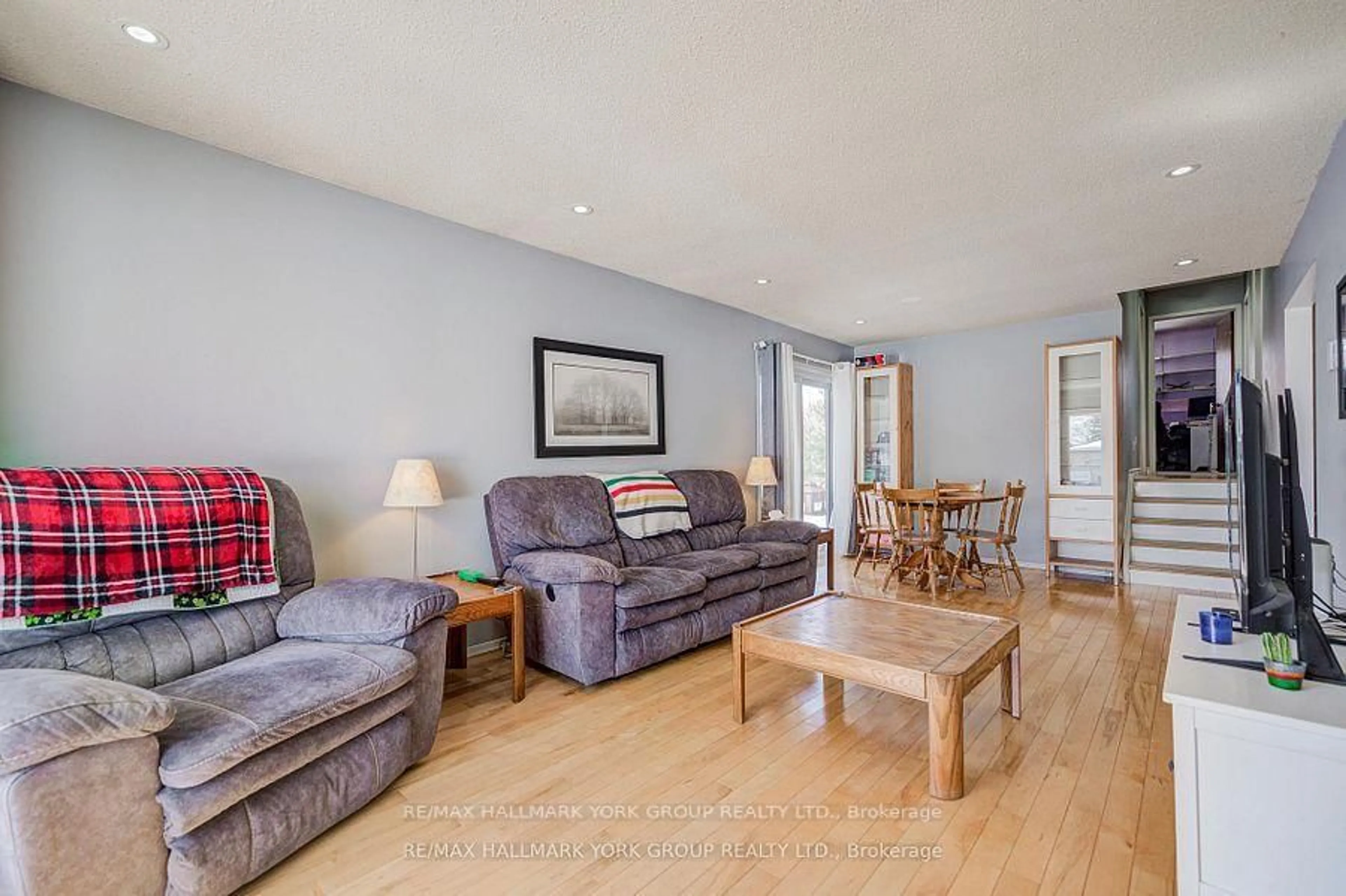 Living room with furniture, wood/laminate floor for 184 Olive St, East Gwillimbury Ontario L9N 1M3