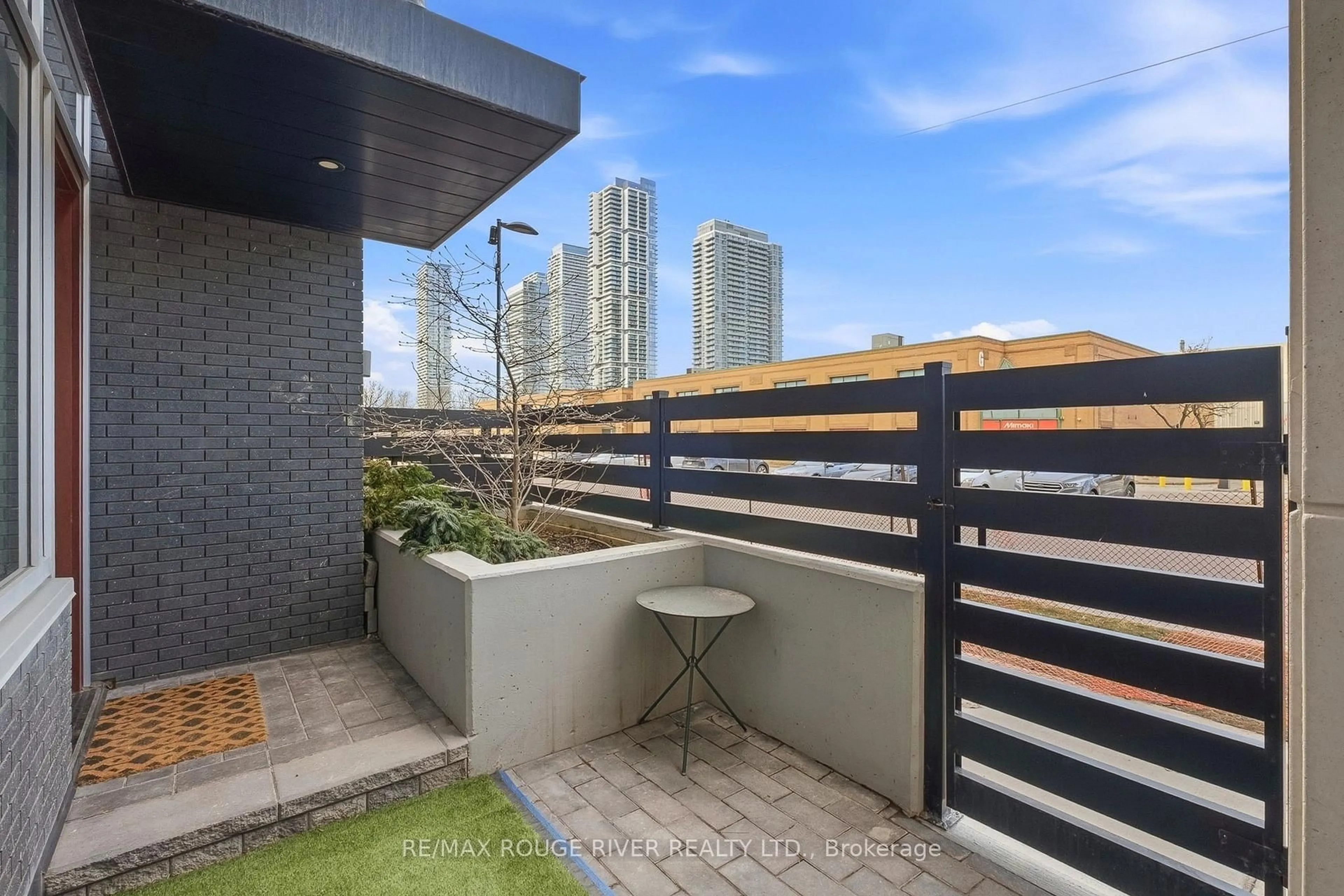 Patio, city buildings view from balcony for 2908 Highway 7 #Th 104, Vaughan Ontario L4K 0K5