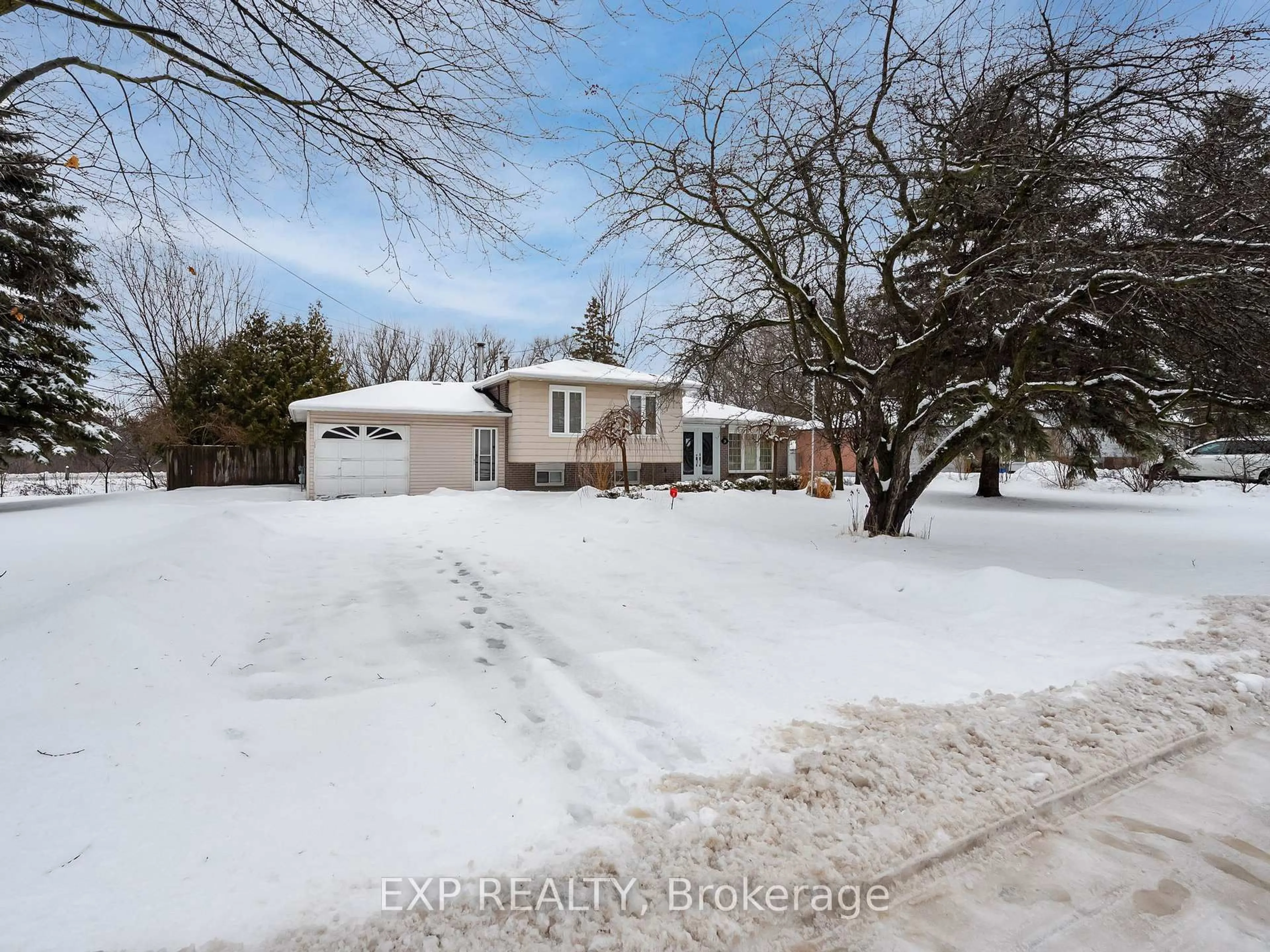 A pic from outside/outdoor area/front of a property/back of a property/a pic from drone, street for 28 Lakeland Cres, Richmond Hill Ontario L4E 2Z8