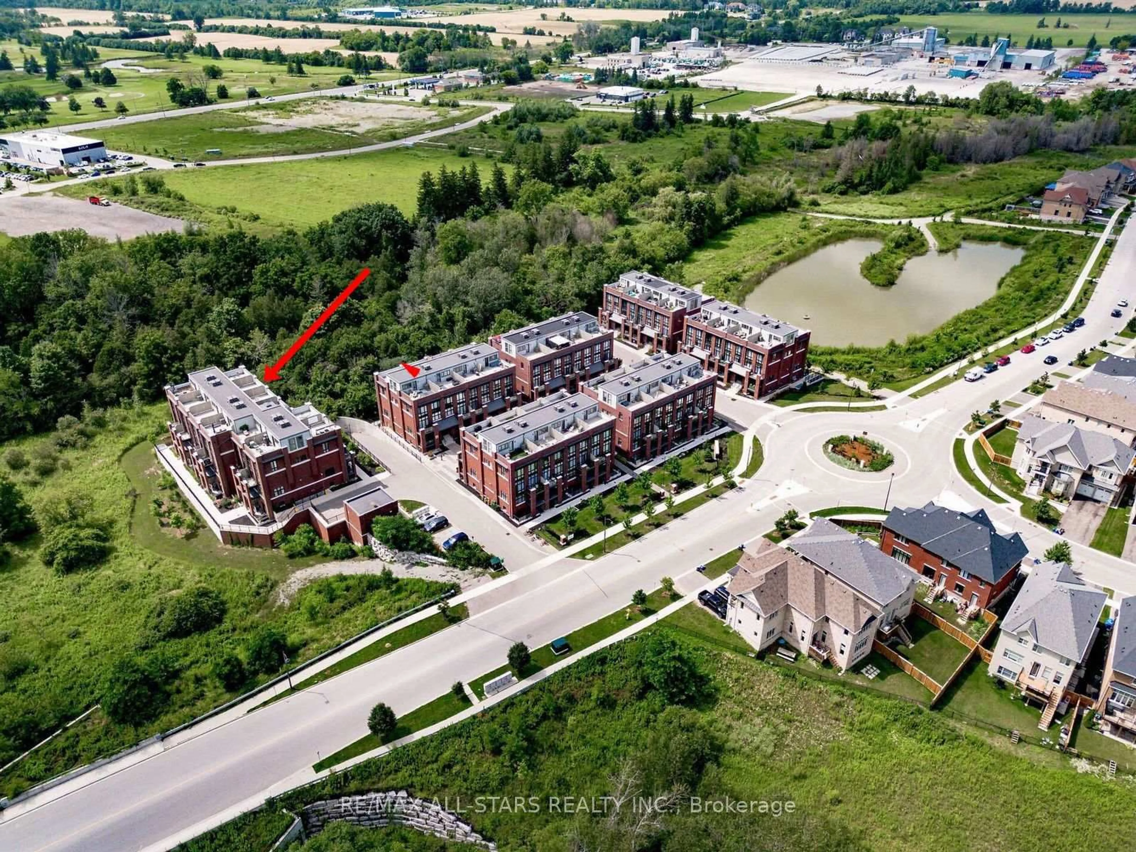A pic from outside/outdoor area/front of a property/back of a property/a pic from drone, building for 2 Linsmore Pl #302, Whitchurch-Stouffville Ontario L4A 4T4