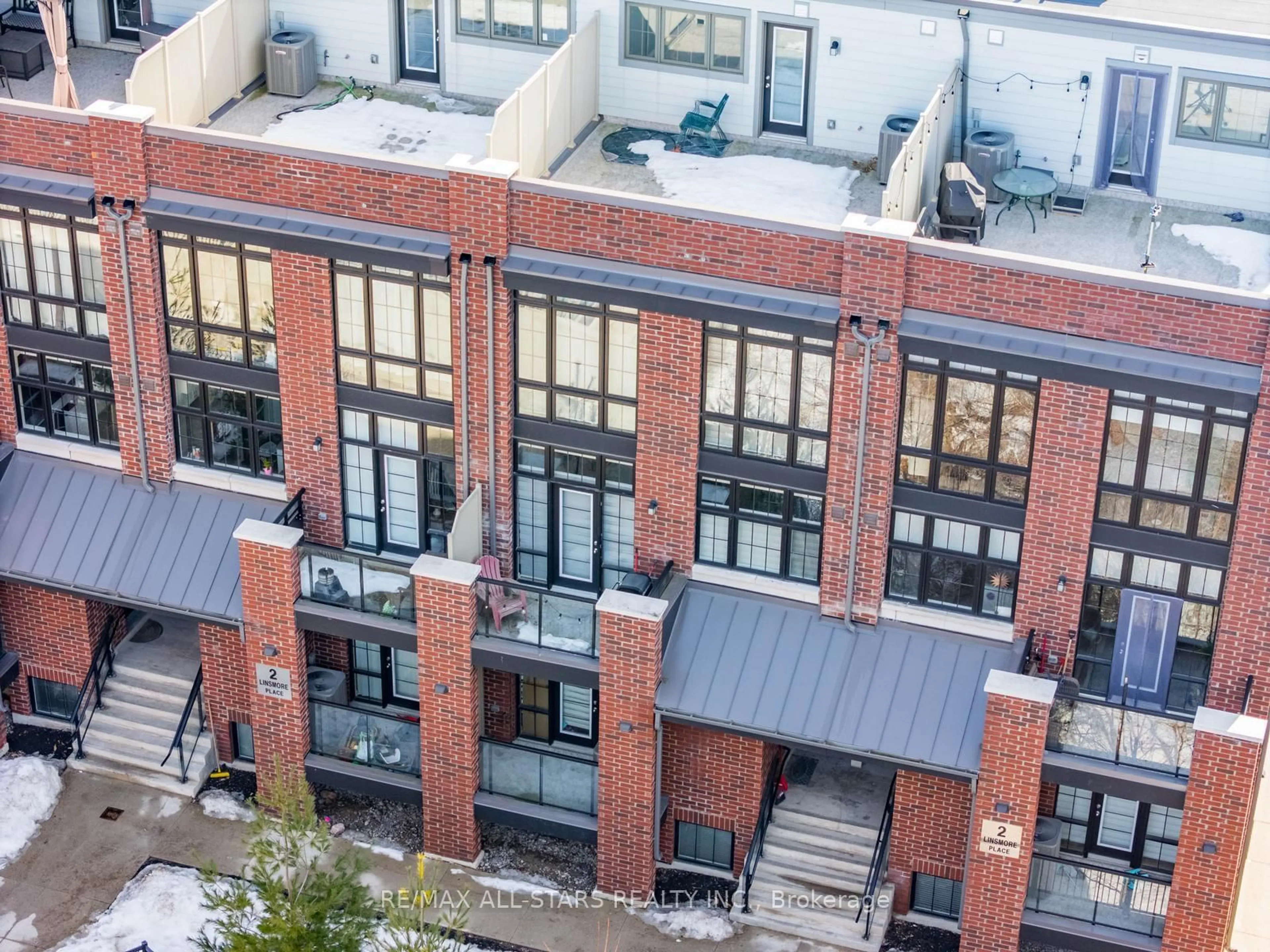 A pic from outside/outdoor area/front of a property/back of a property/a pic from drone, city buildings view from balcony for 2 Linsmore Pl #302, Whitchurch-Stouffville Ontario L4A 4T4