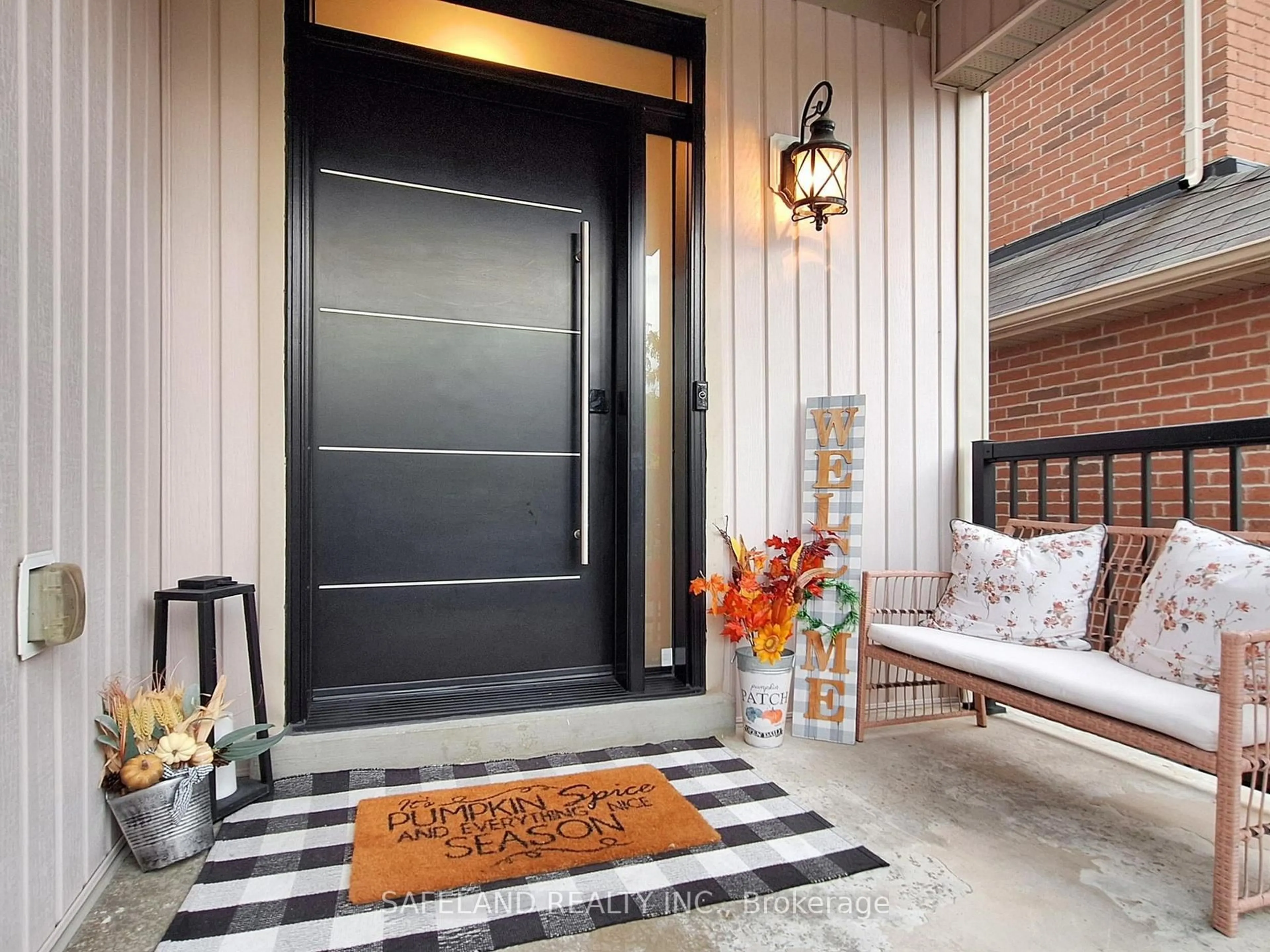 Indoor entryway for 14 Grey Wing Ave, Georgina Ontario L4P 0B7