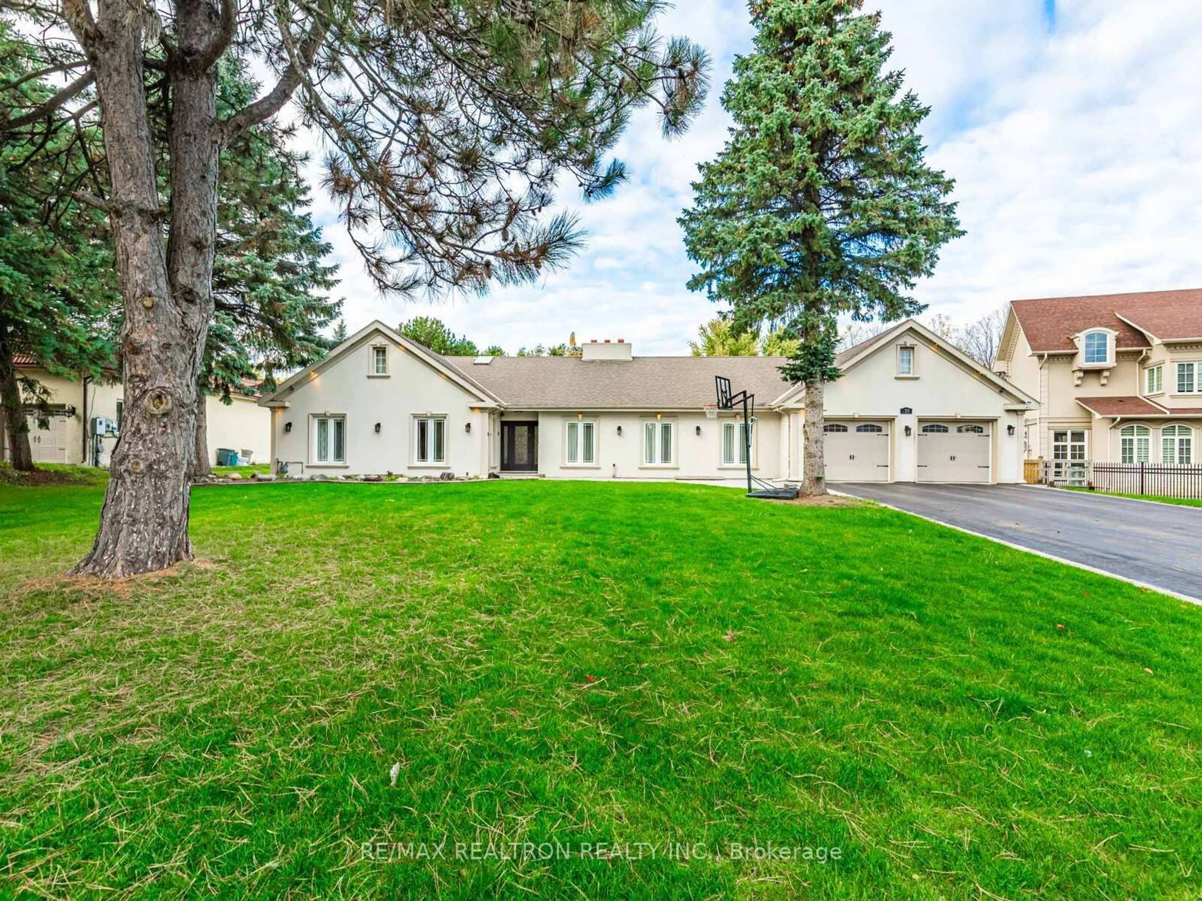 A pic from outside/outdoor area/front of a property/back of a property/a pic from drone, street for 33 Carolwood Cres, Markham Ontario L3S 4T2