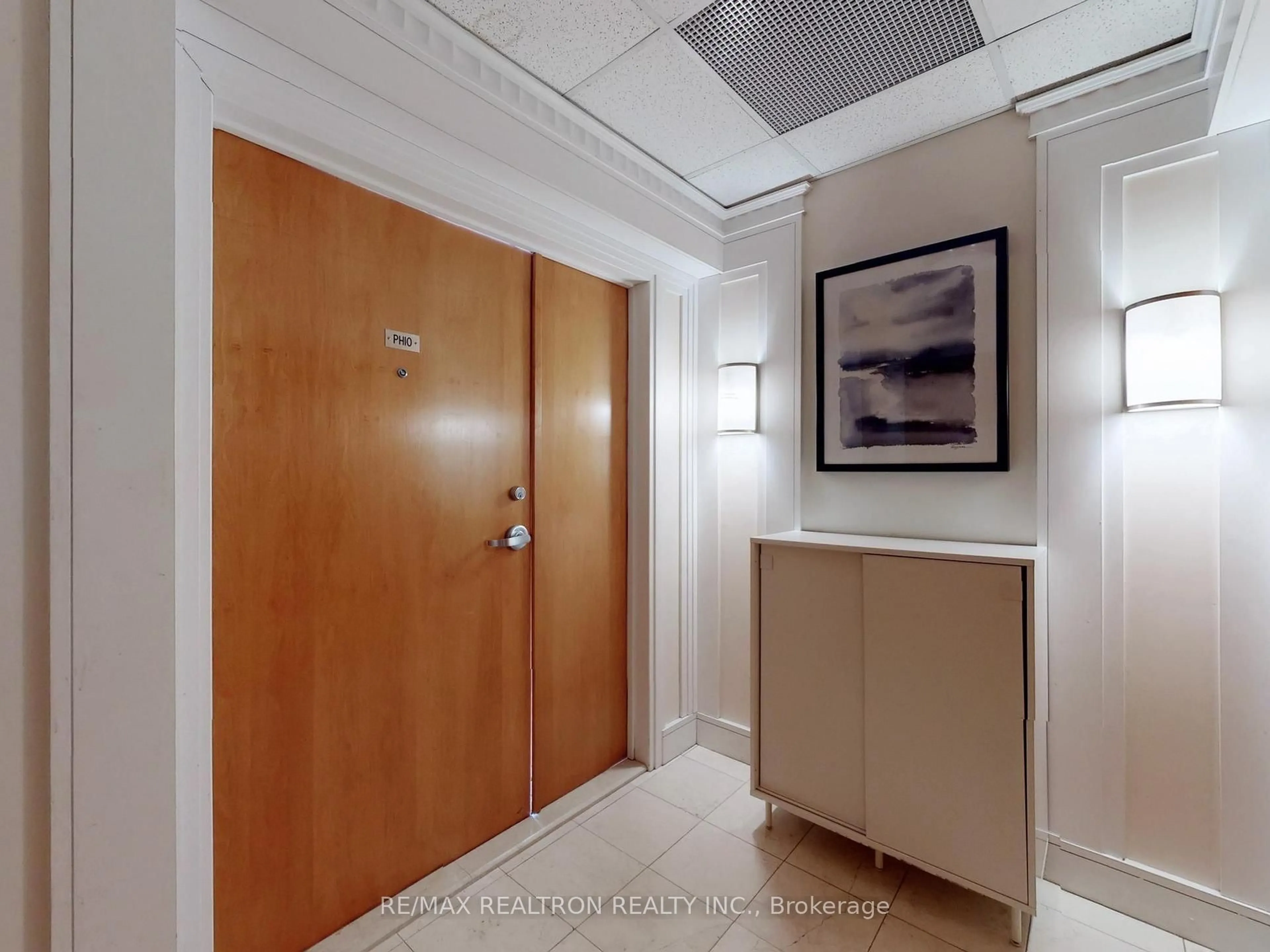 Indoor foyer for 9017 Leslie St #PH10, Richmond Hill Ontario L4B 4R8