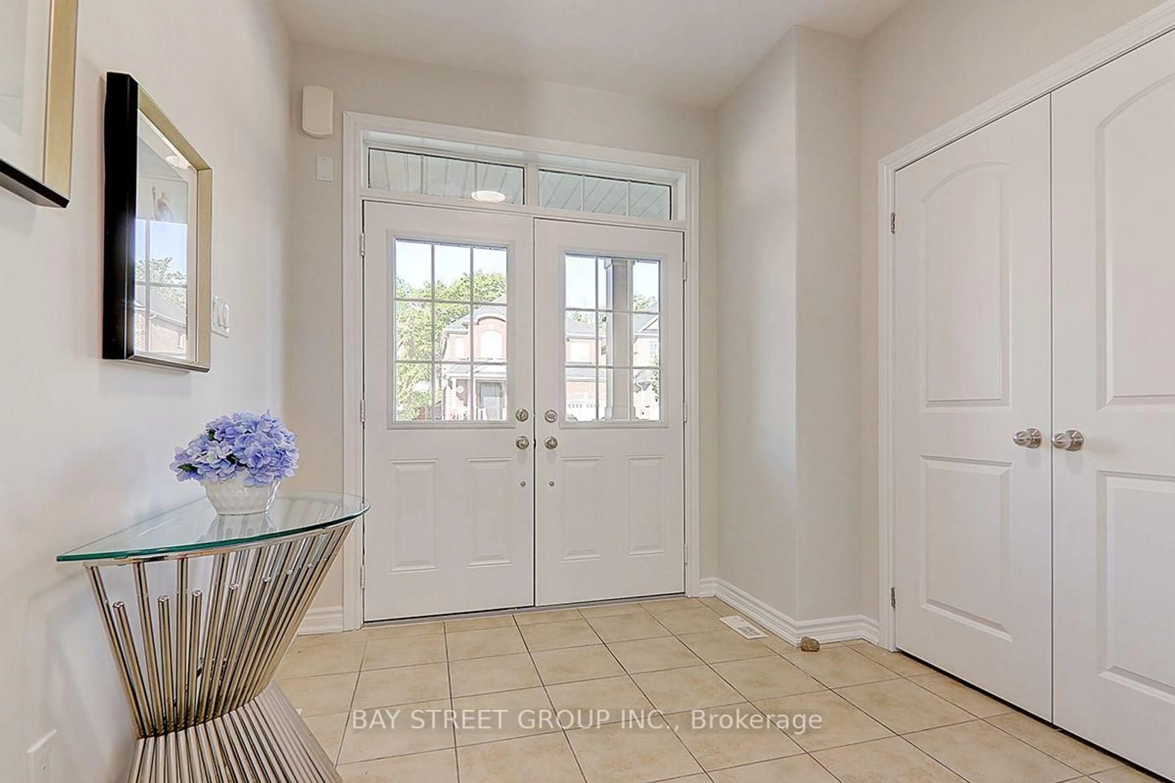 Indoor entryway for 29 Bamburg St, Georgina Ontario L0E 1R0