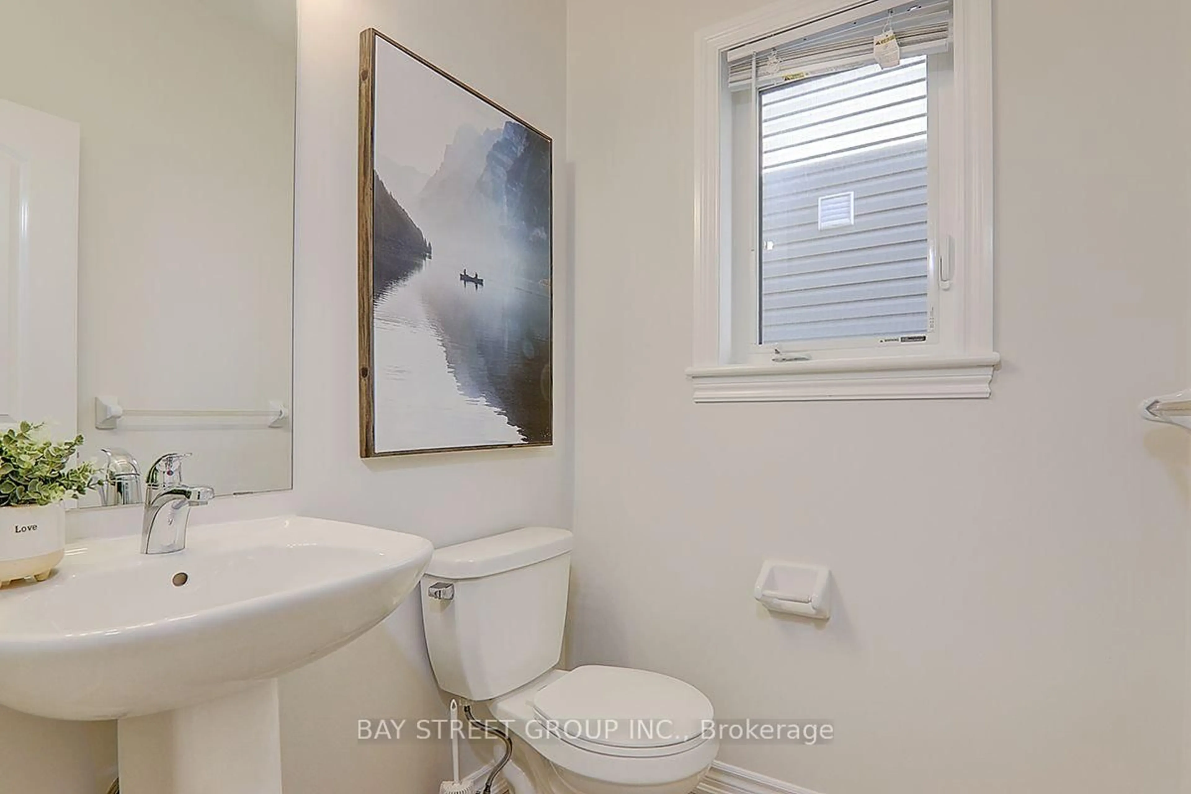 Standard bathroom, unknown for 29 Bamburg St, Georgina Ontario L0E 1R0