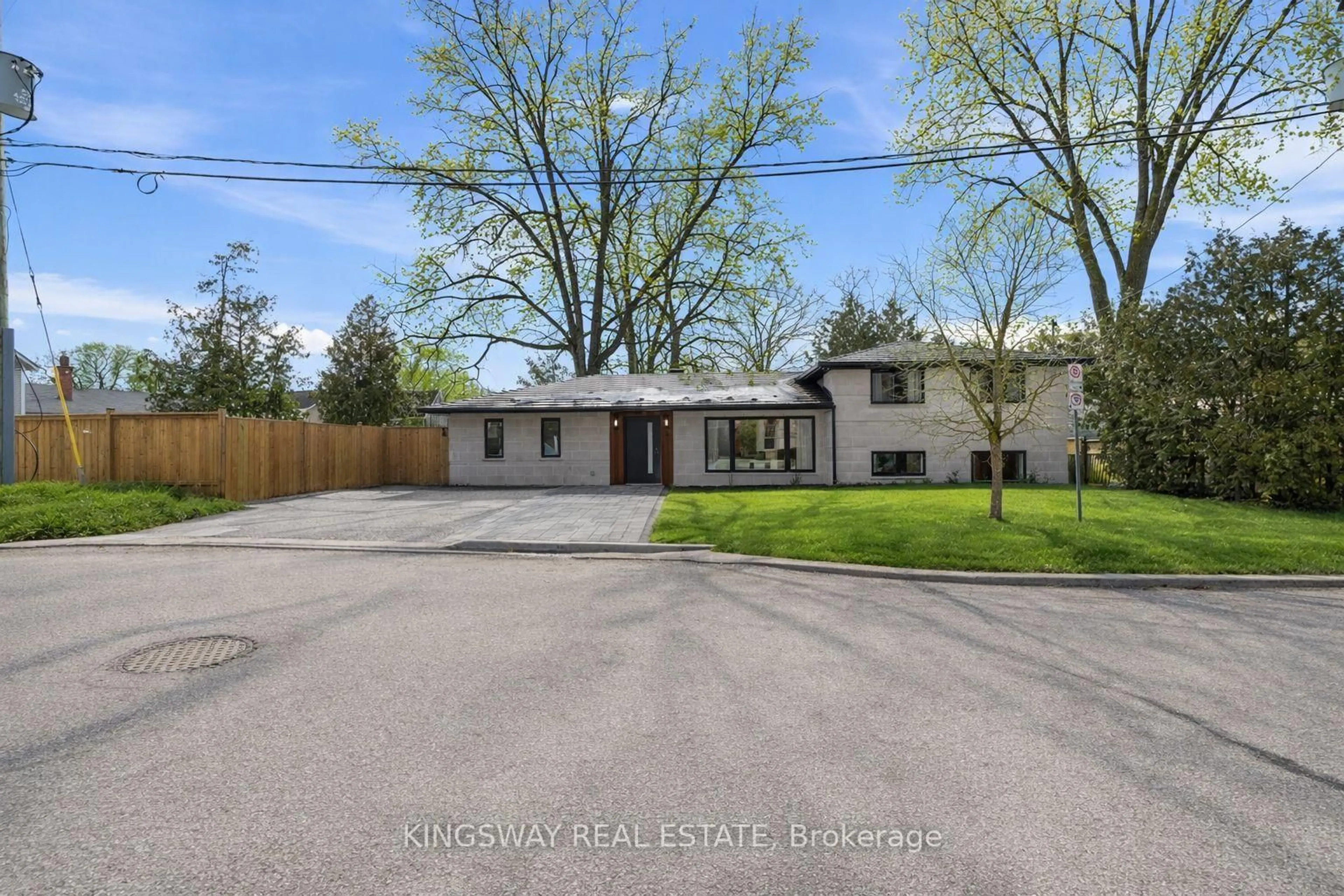 A pic from outside/outdoor area/front of a property/back of a property/a pic from drone, street for 3 Reuben St, Aurora Ontario L4G 2M1