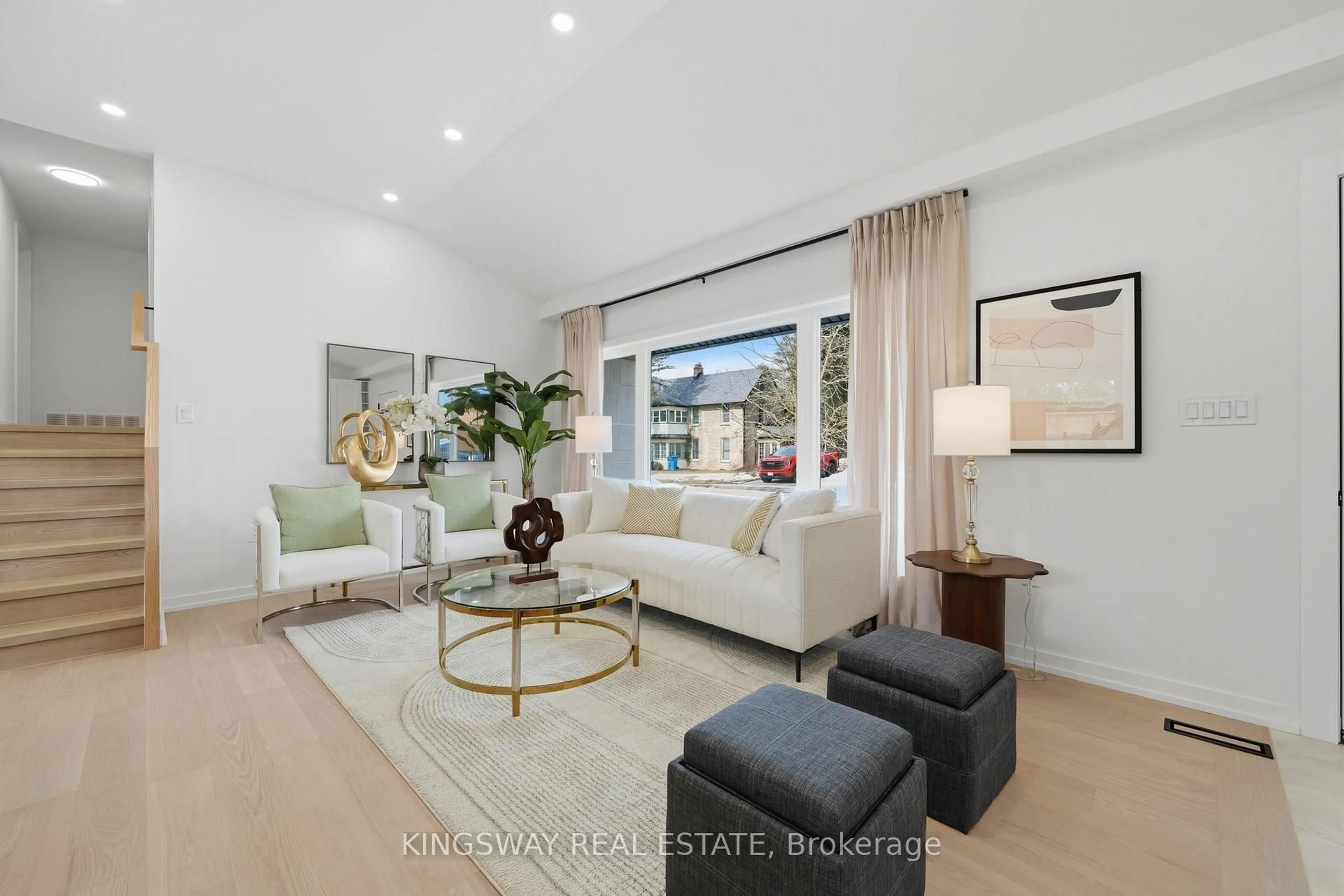 Living room with furniture, unknown for 3 Reuben St, Aurora Ontario L4G 2M1