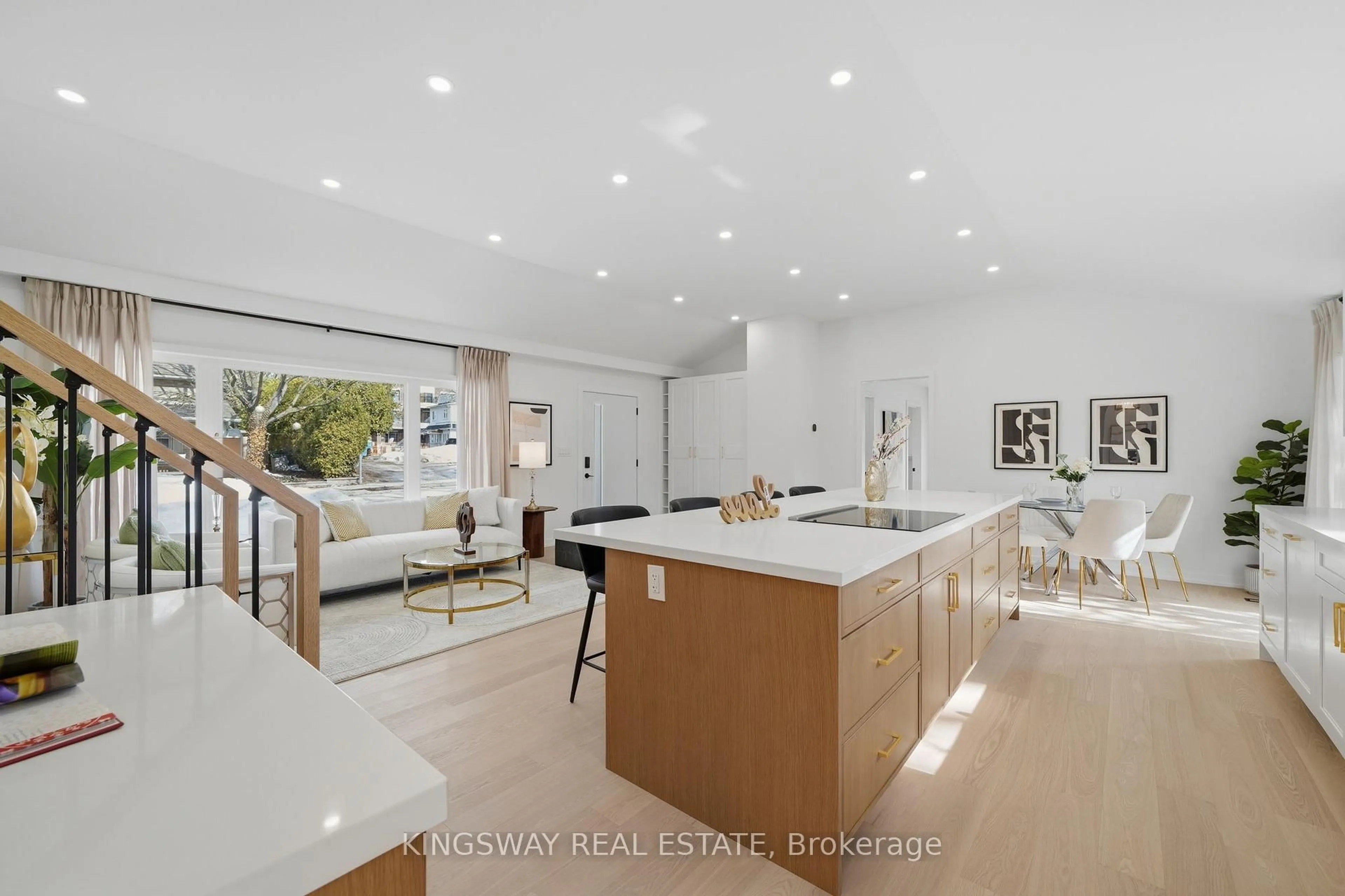 Open concept kitchen, ceramic/tile floor for 3 Reuben St, Aurora Ontario L4G 2M1