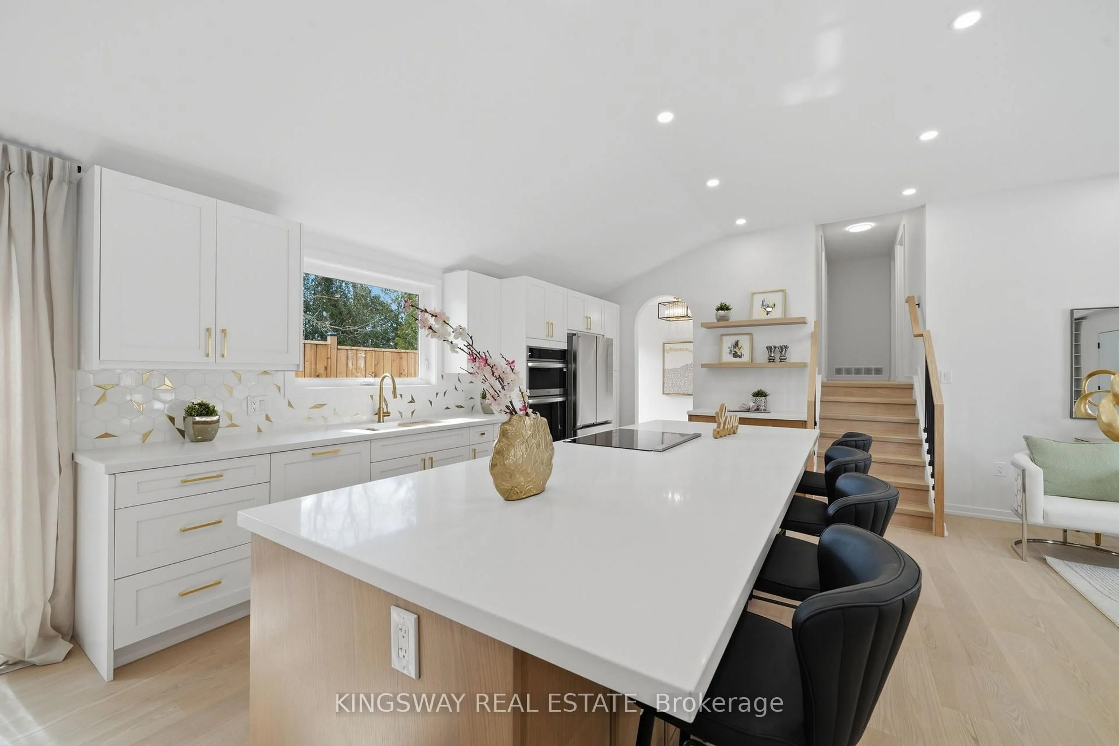 Open concept kitchen, ceramic/tile floor for 3 Reuben St, Aurora Ontario L4G 2M1