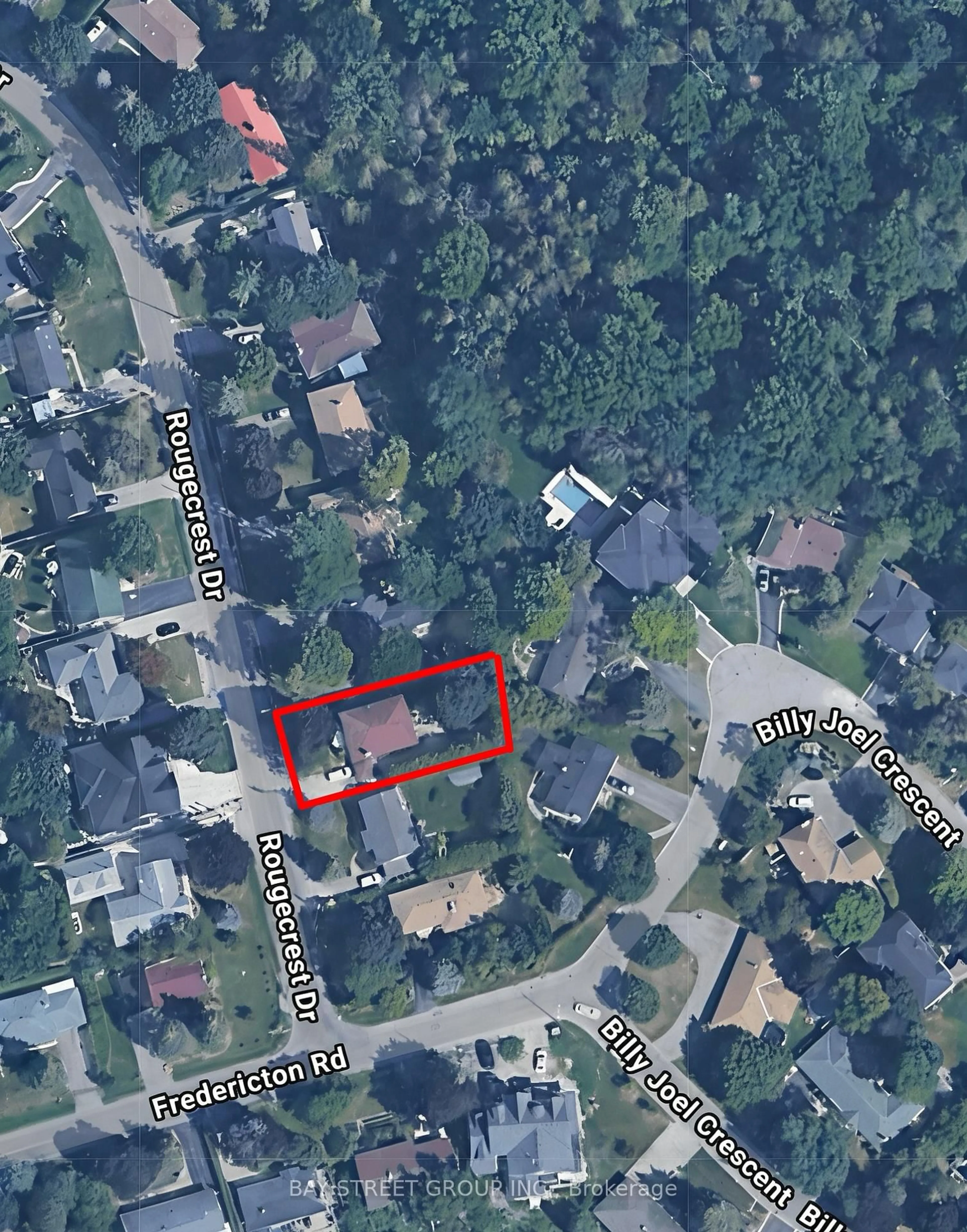 A pic from outside/outdoor area/front of a property/back of a property/a pic from drone, street for 42 Rougecrest Dr, Markham Ontario L3P 3B6