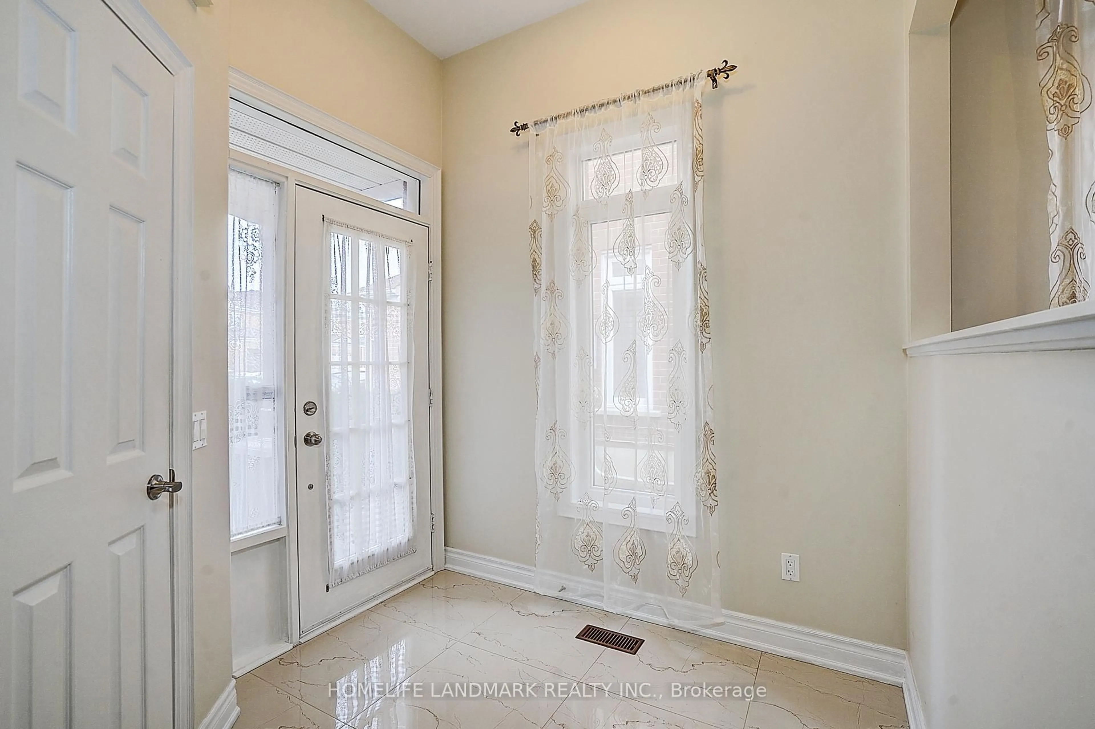 Indoor entryway for 90 Snowdon Circ, Markham Ontario L3P 7S5