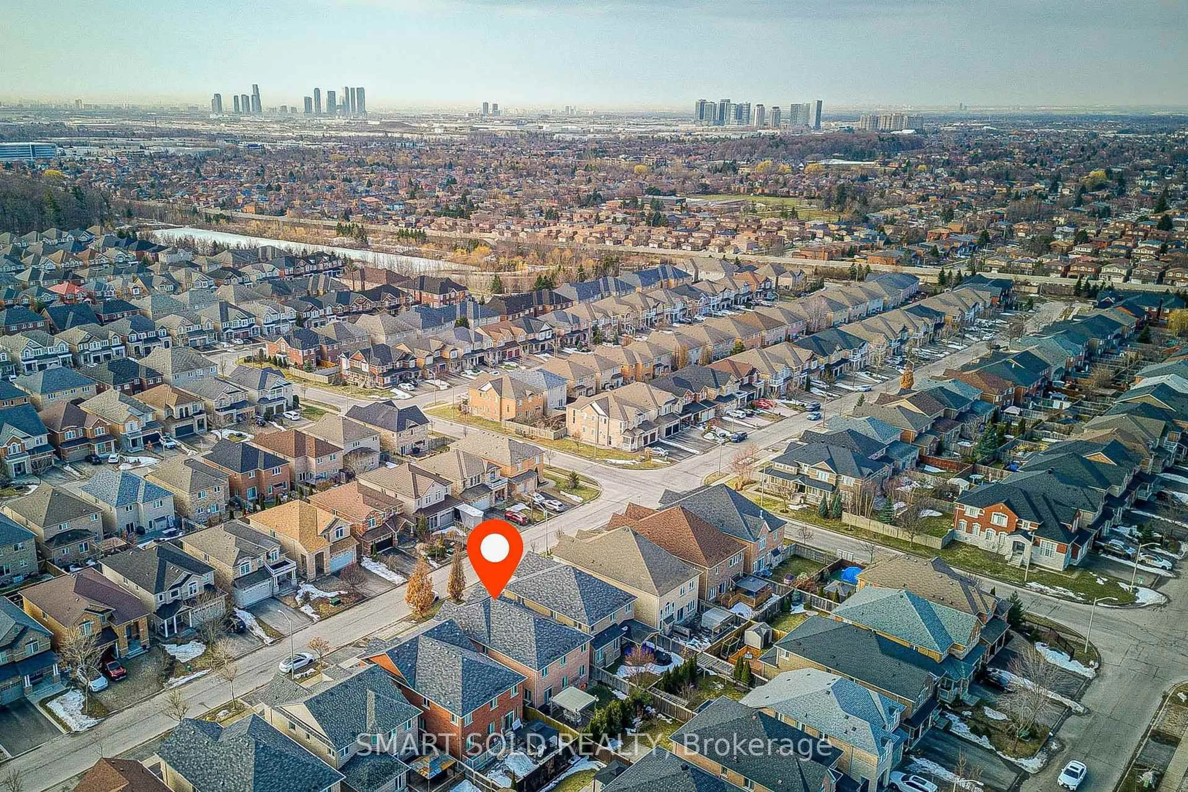 A pic from outside/outdoor area/front of a property/back of a property/a pic from drone, street for 365 Golden Orchard Rd, Vaughan Ontario L6A 0N6