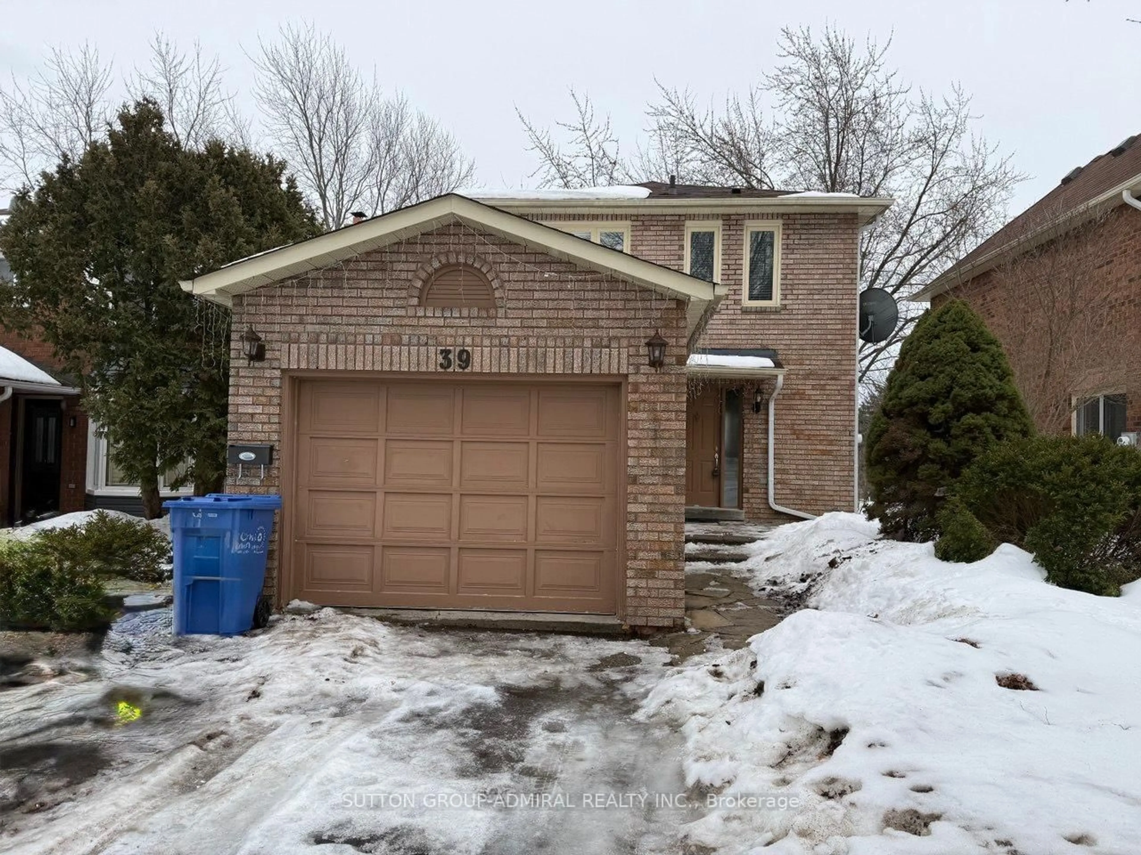 Home with brick exterior material, street for 39 April Gdns, Aurora Ontario L4G 4R7