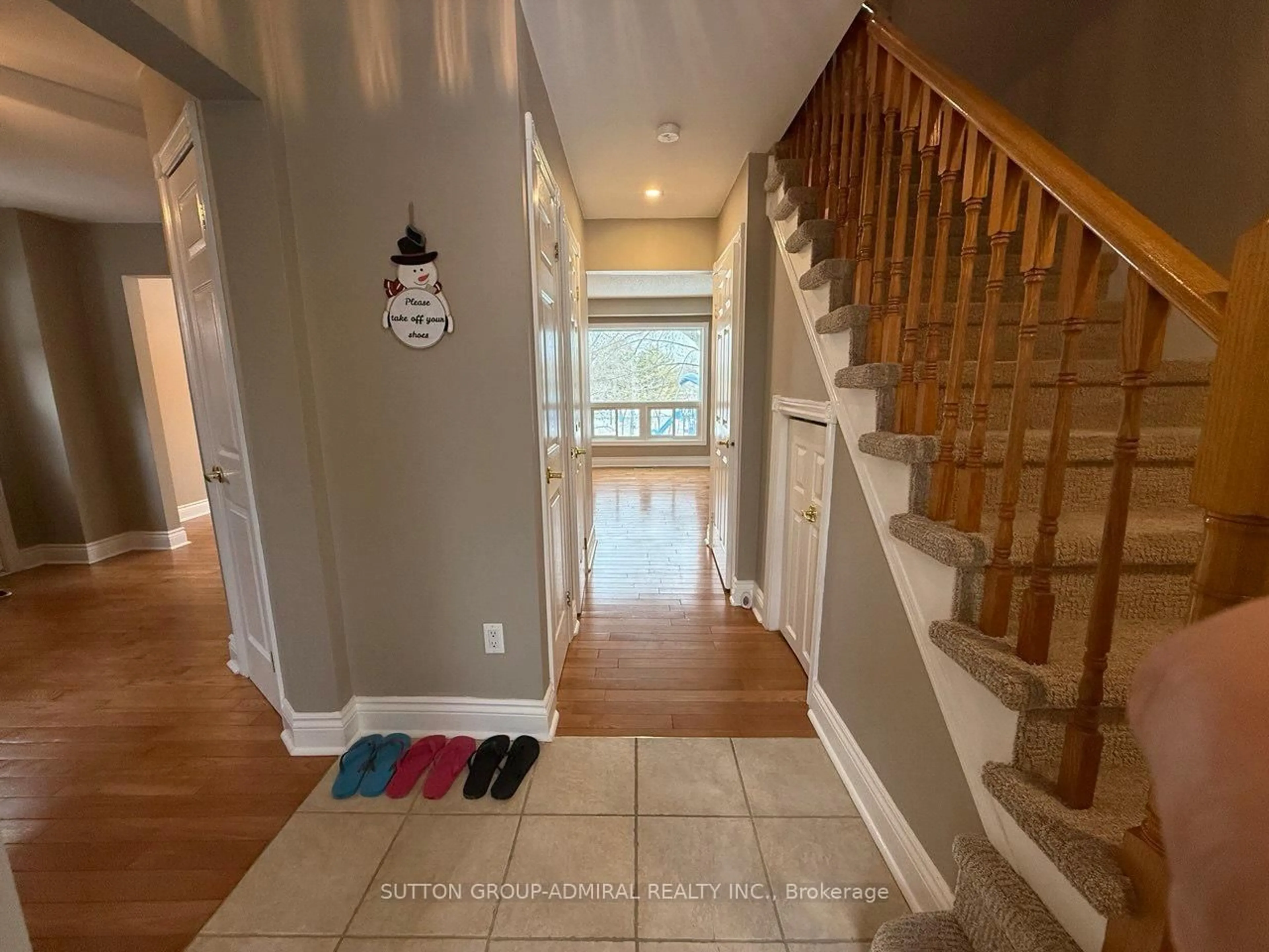 Indoor entryway for 39 April Gdns, Aurora Ontario L4G 4R7