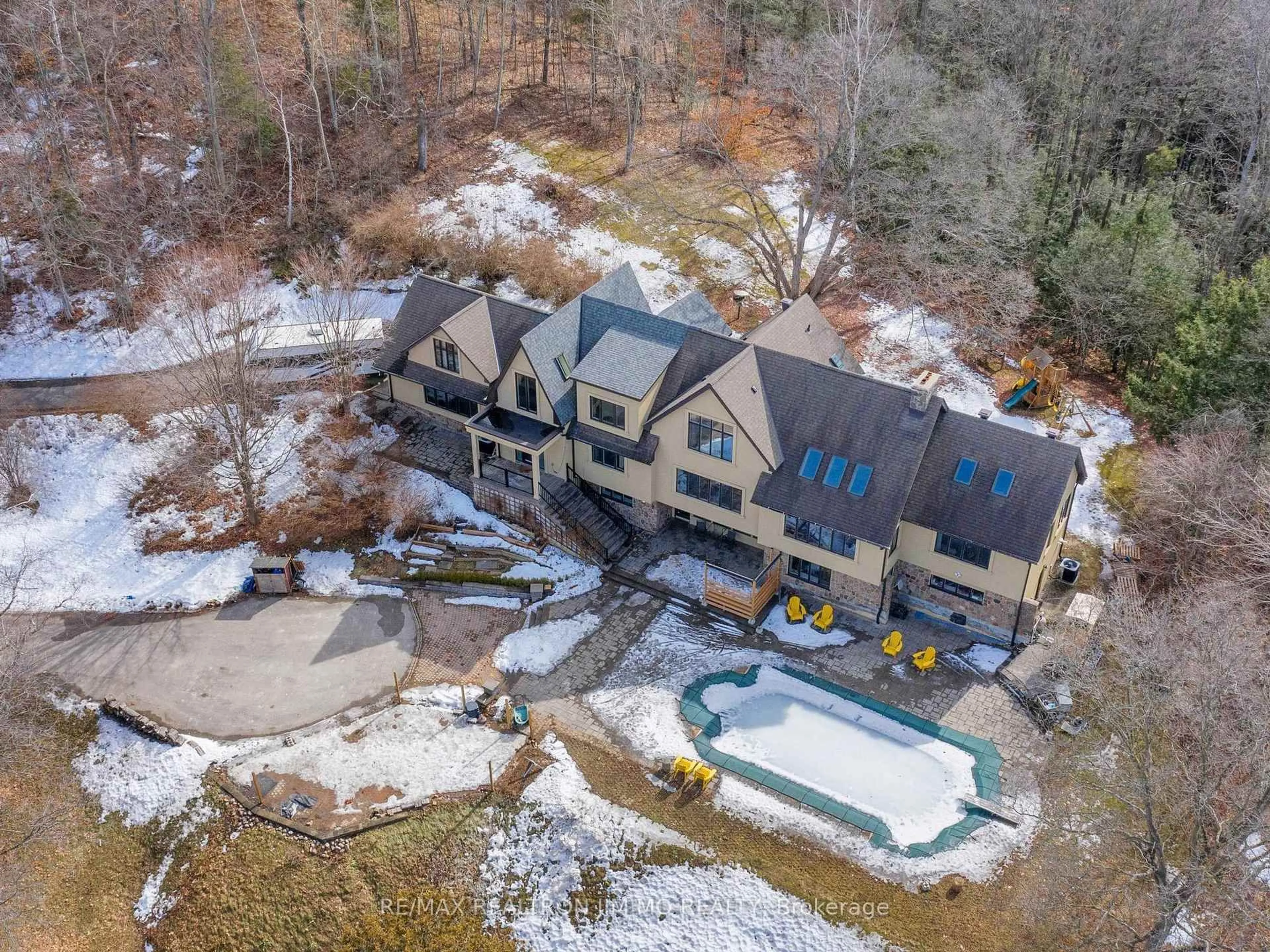 A pic from outside/outdoor area/front of a property/back of a property/a pic from drone, unknown for 1785 Davis Dr, King Ontario L3Y 4V9