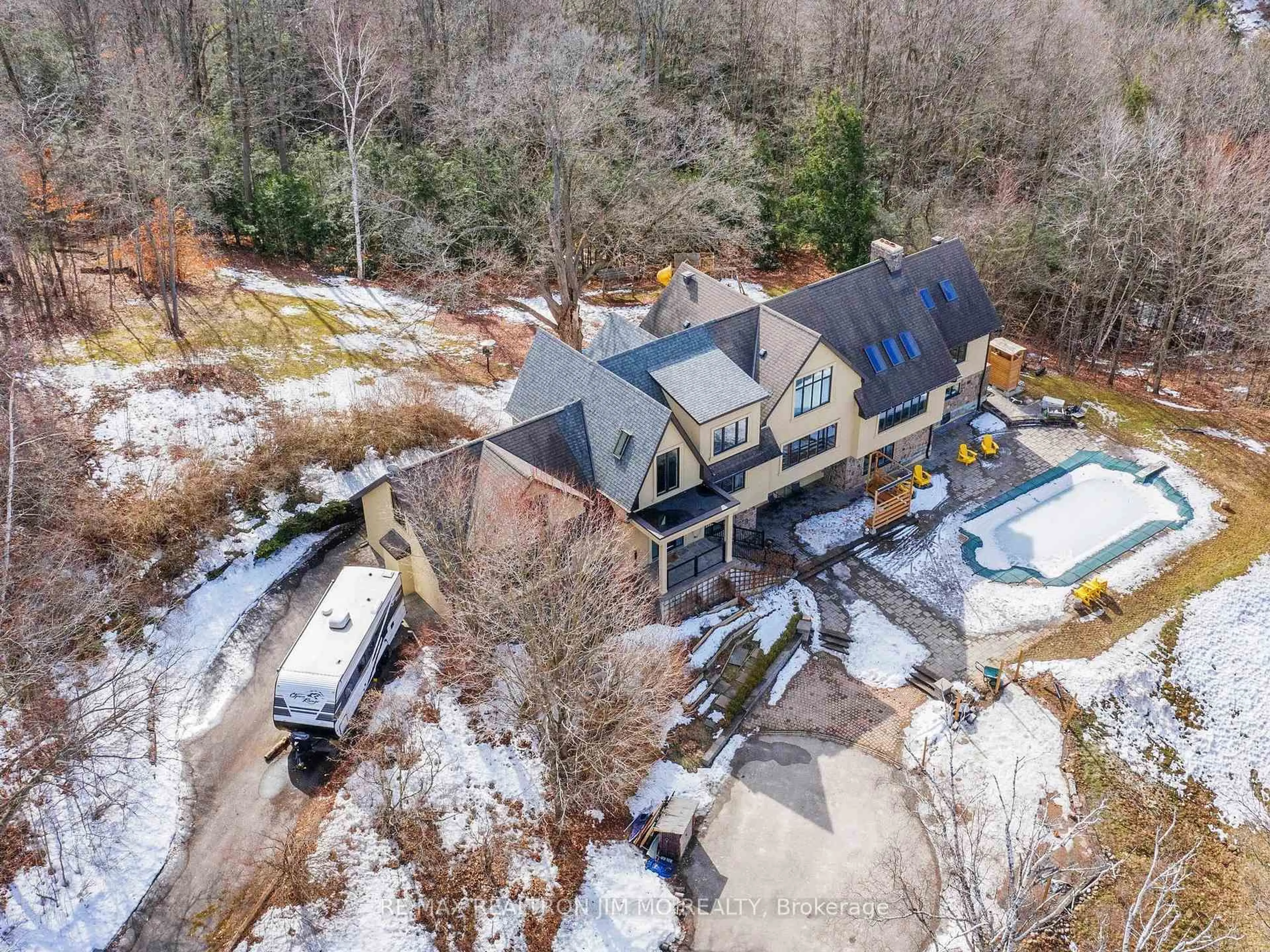 A pic from outside/outdoor area/front of a property/back of a property/a pic from drone, unknown for 1785 Davis Dr, King Ontario L3Y 4V9