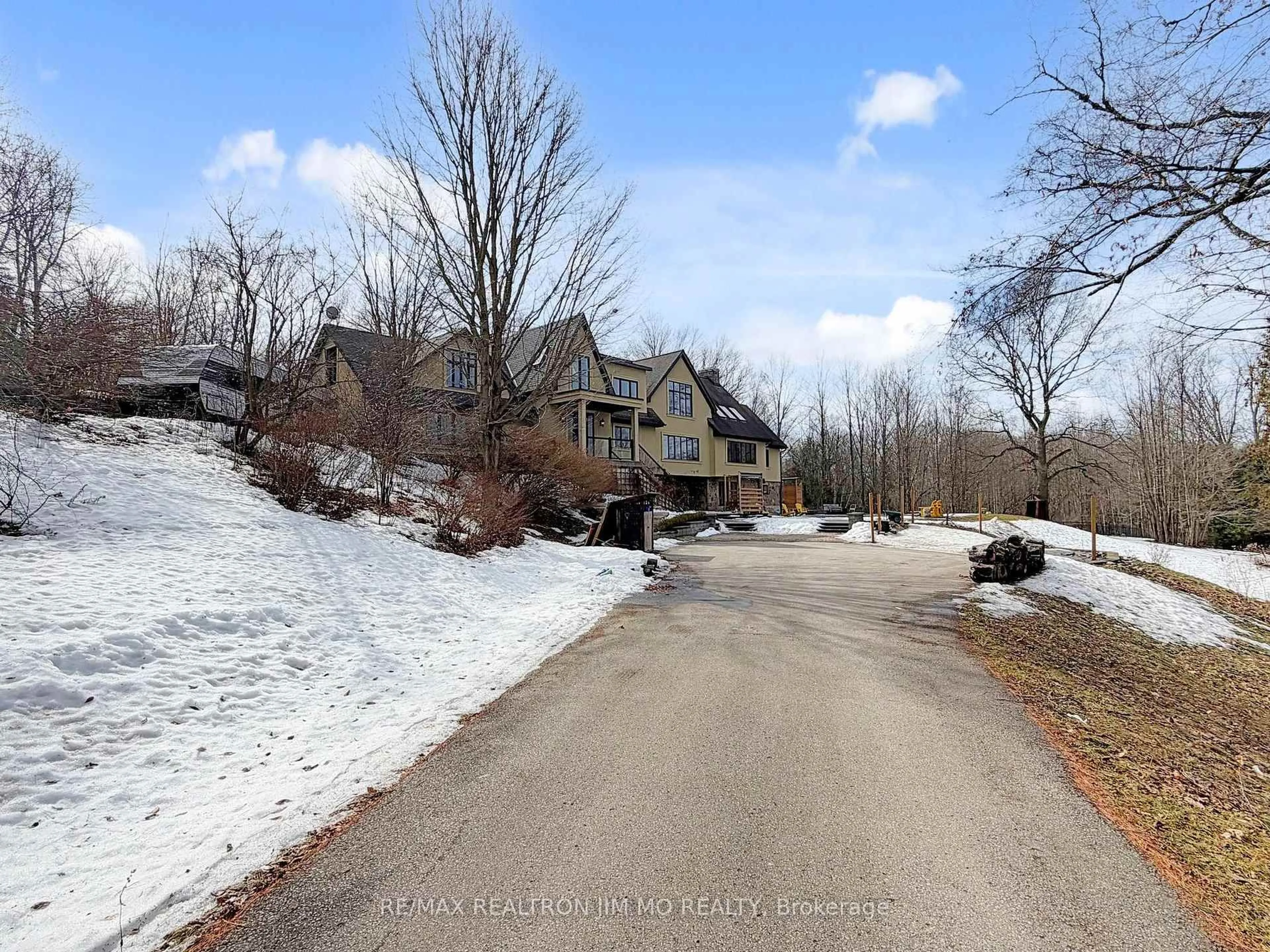 A pic from outside/outdoor area/front of a property/back of a property/a pic from drone, street for 1785 Davis Dr, King Ontario L3Y 4V9