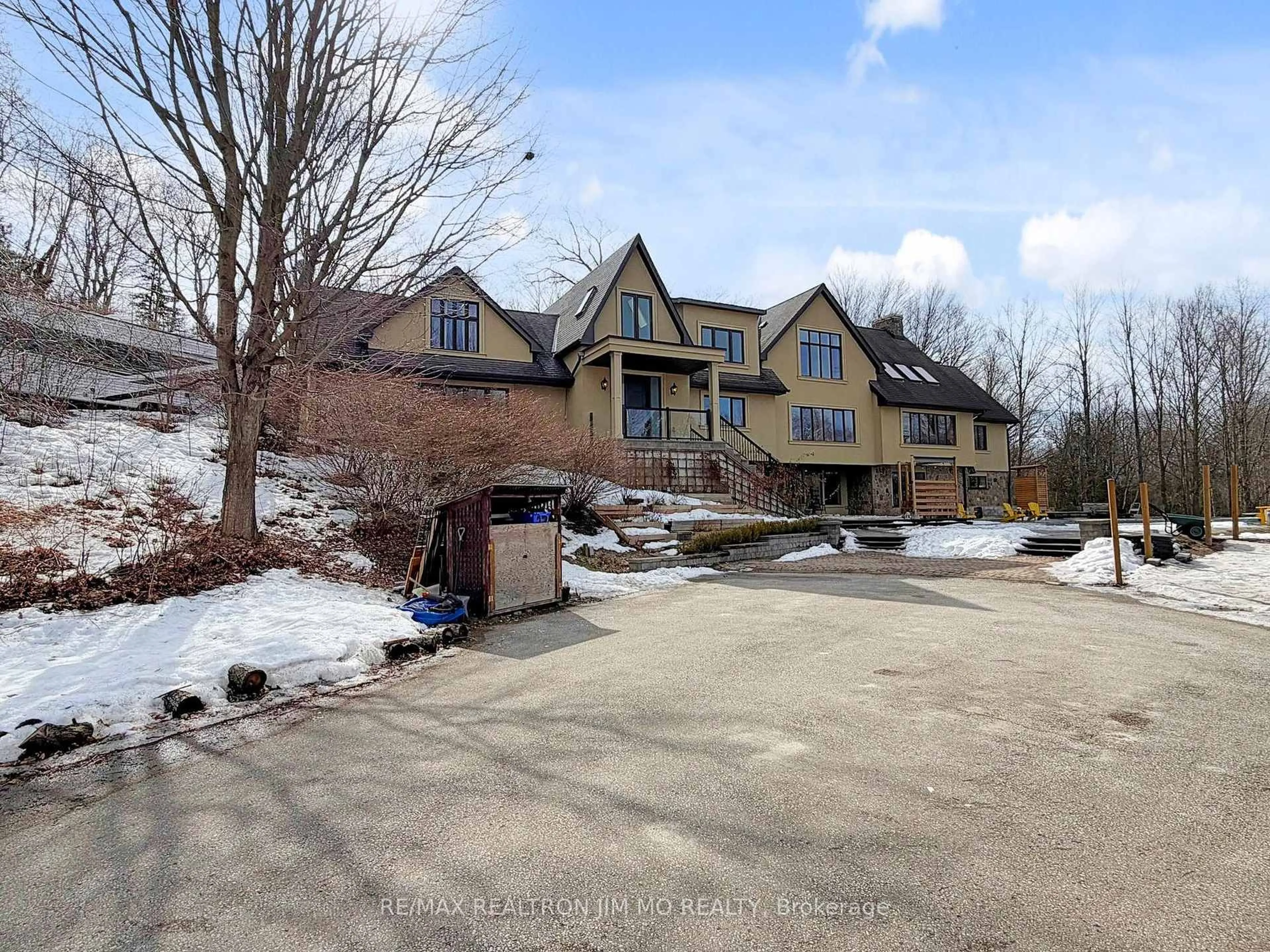 A pic from outside/outdoor area/front of a property/back of a property/a pic from drone, unknown for 1785 Davis Dr, King Ontario L3Y 4V9