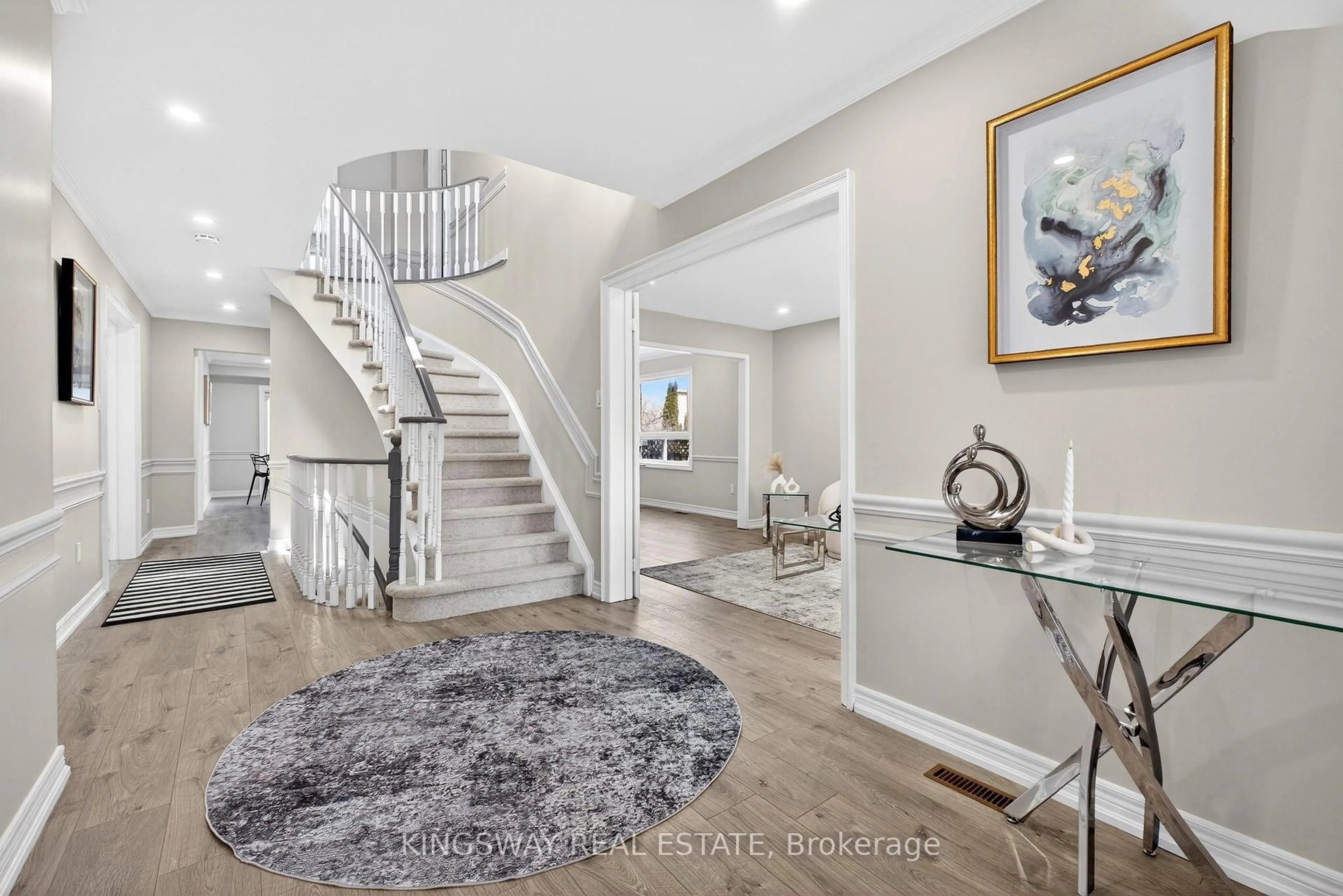 Indoor entryway for 325 Salisbury Lane, Newmarket Ontario L3Y 8A6