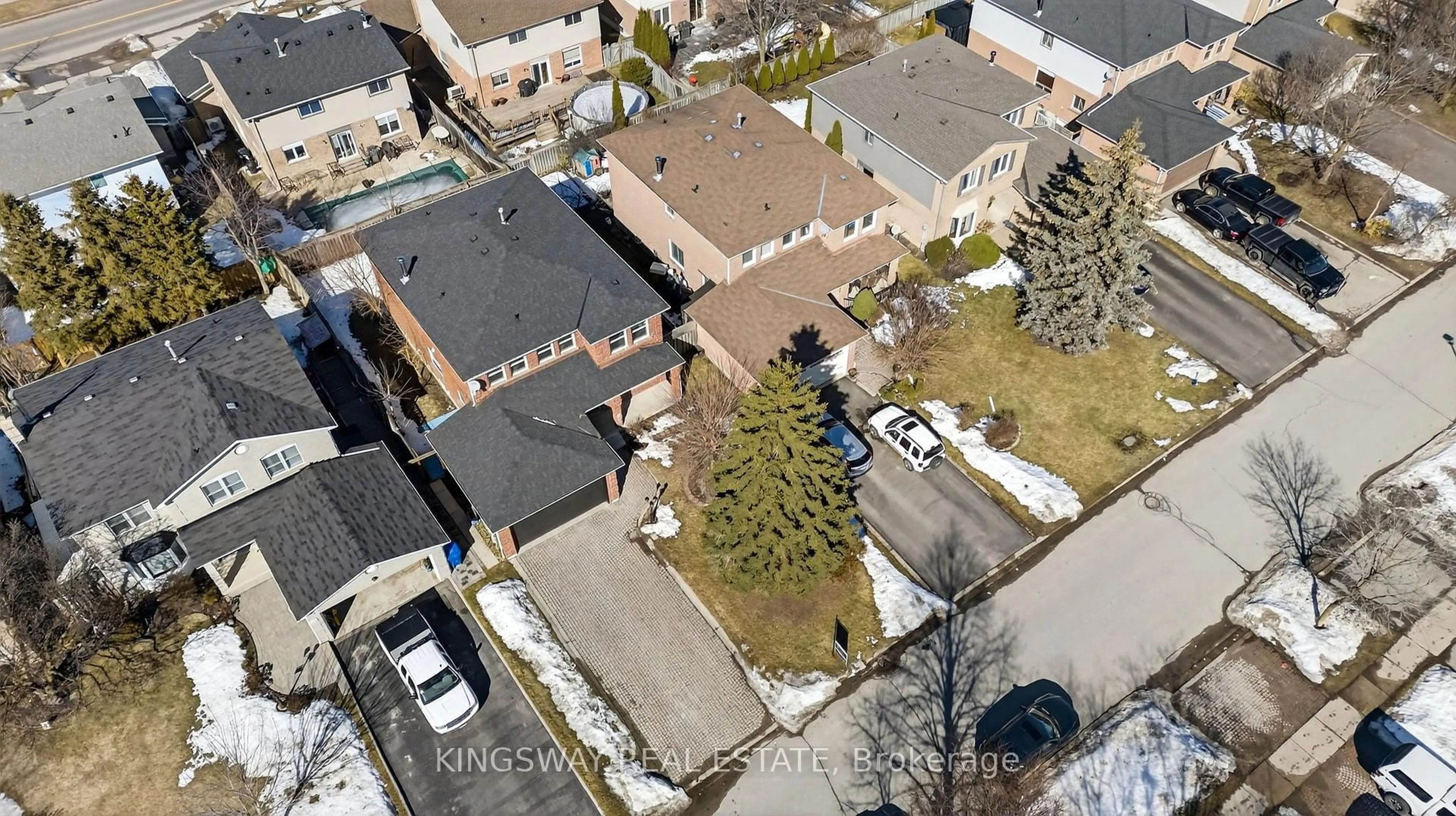 A pic from outside/outdoor area/front of a property/back of a property/a pic from drone, street for 325 Salisbury Lane, Newmarket Ontario L3Y 8A6