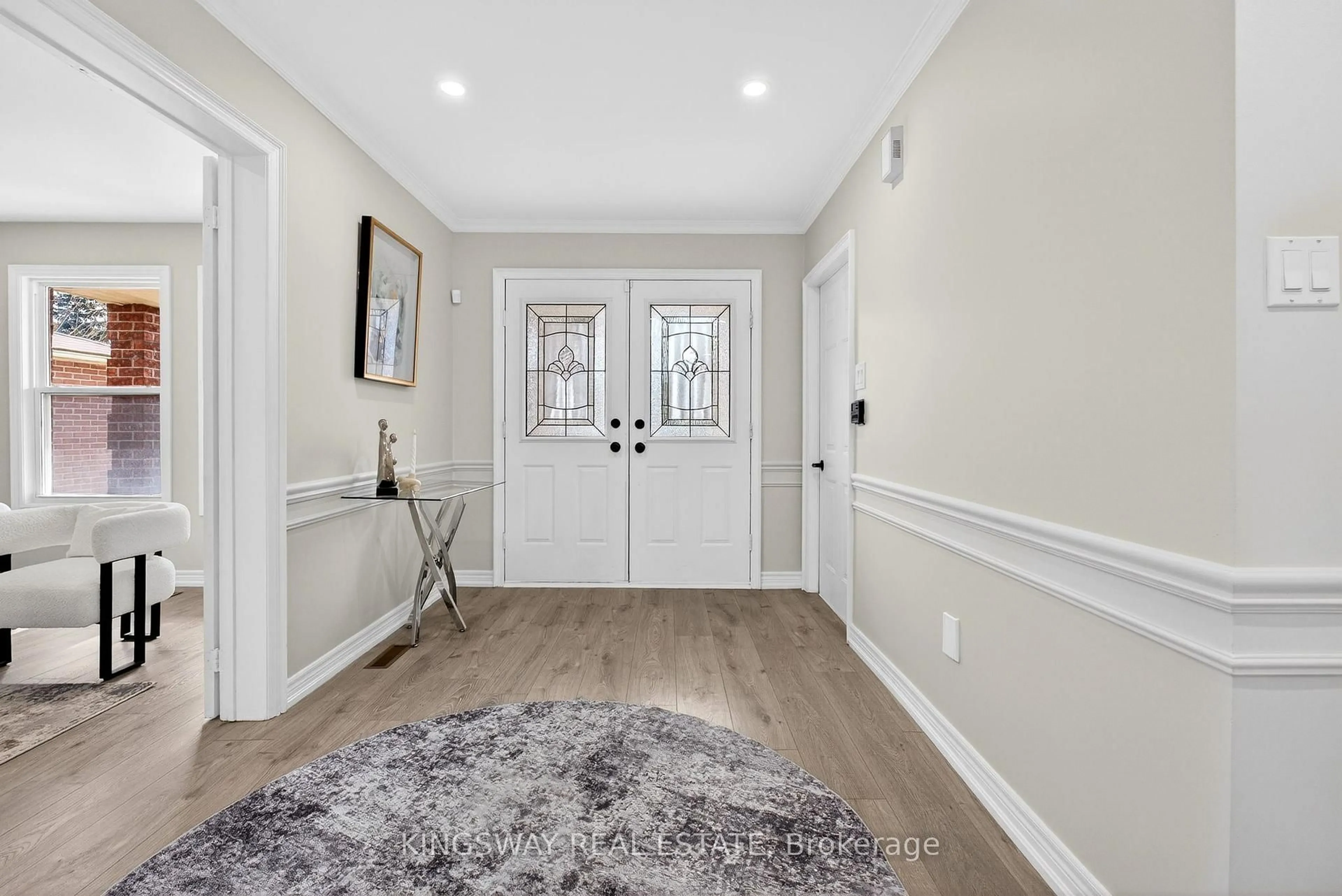 Indoor entryway for 325 Salisbury Lane, Newmarket Ontario L3Y 8A6