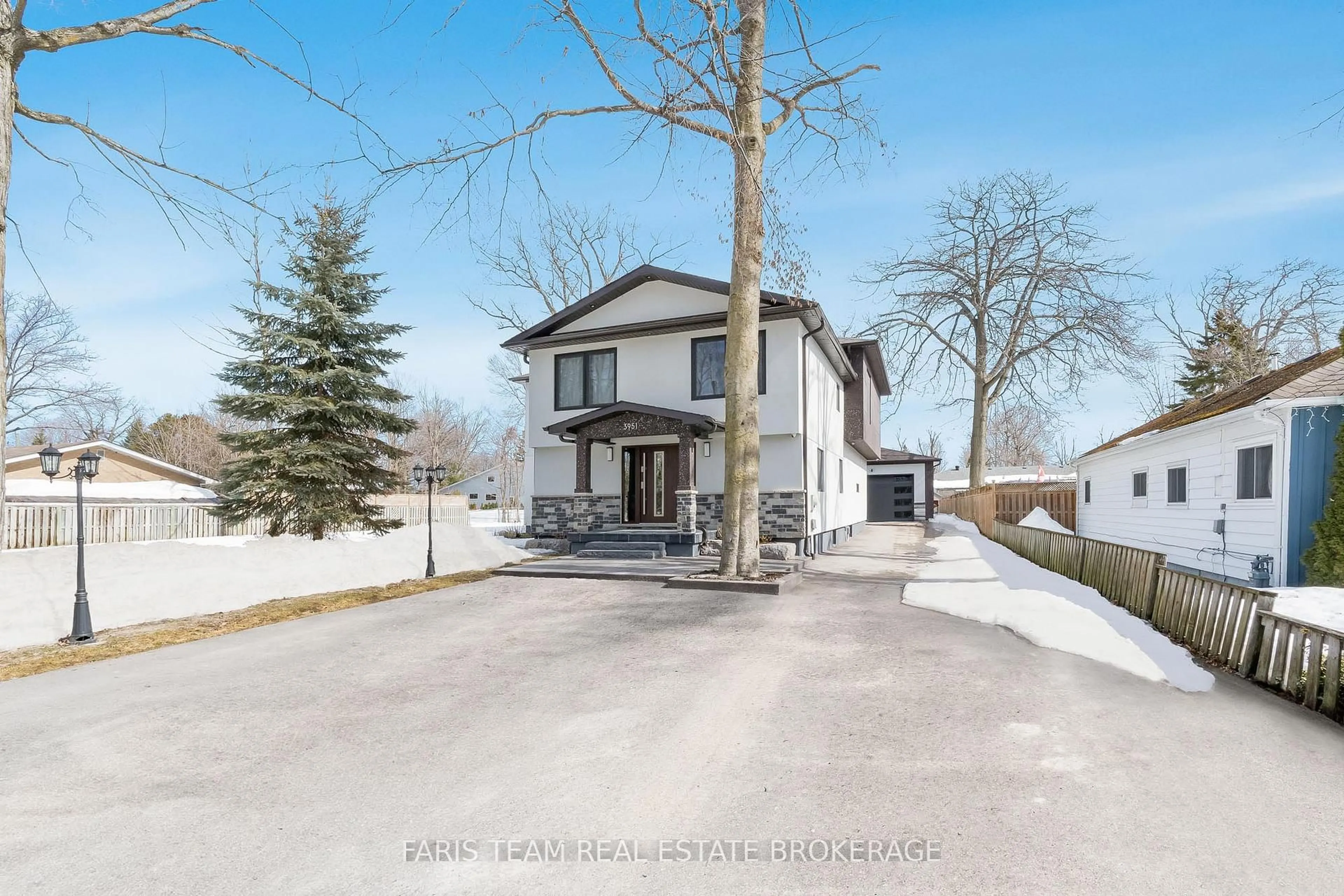 A pic from outside/outdoor area/front of a property/back of a property/a pic from drone, street for 3951 Alberta Ave, Innisfil Ontario L9S 2M1