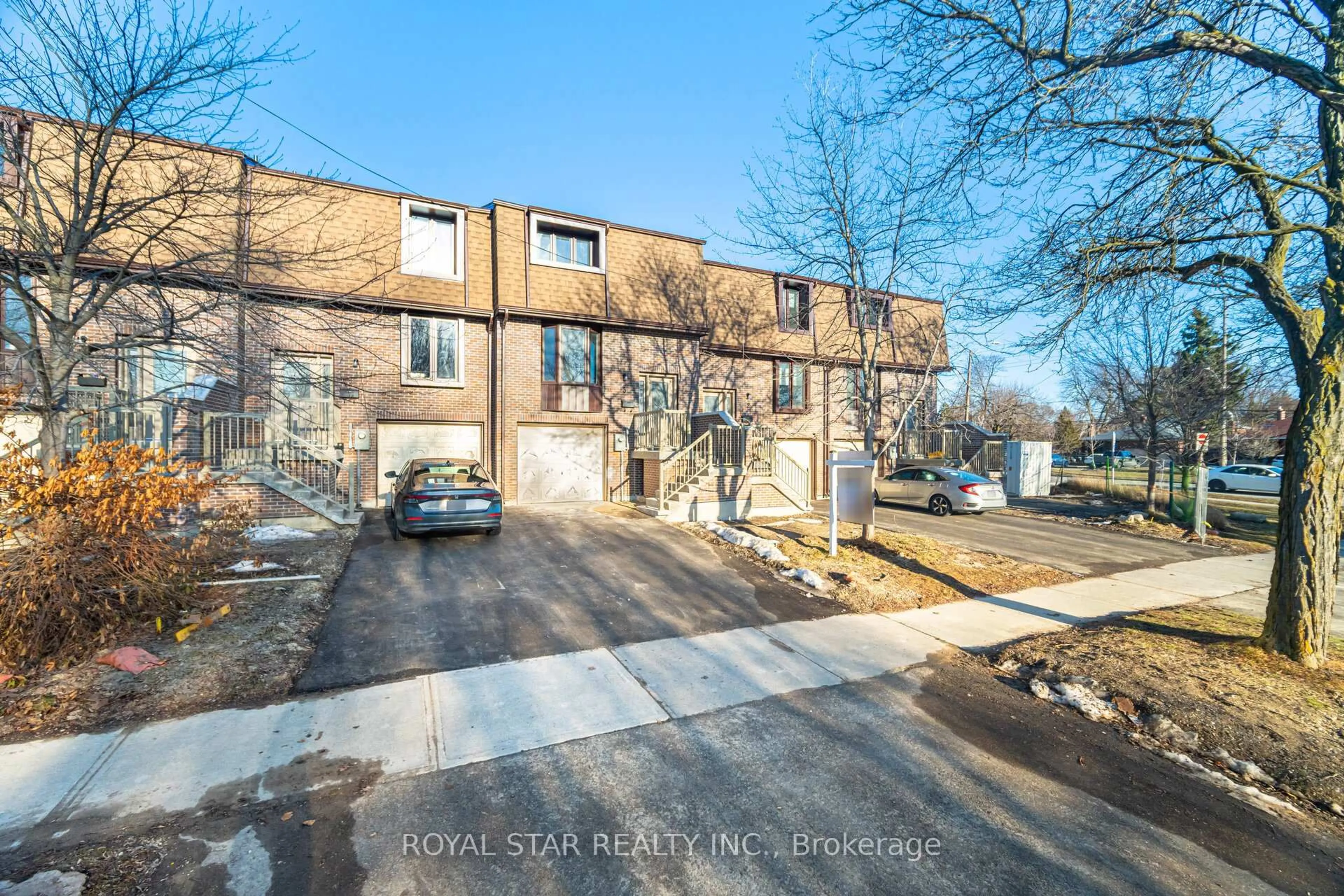 A pic from outside/outdoor area/front of a property/back of a property/a pic from drone, street for 11 Plaisance Rd #3, Richmond Hill Ontario L4C 5H1