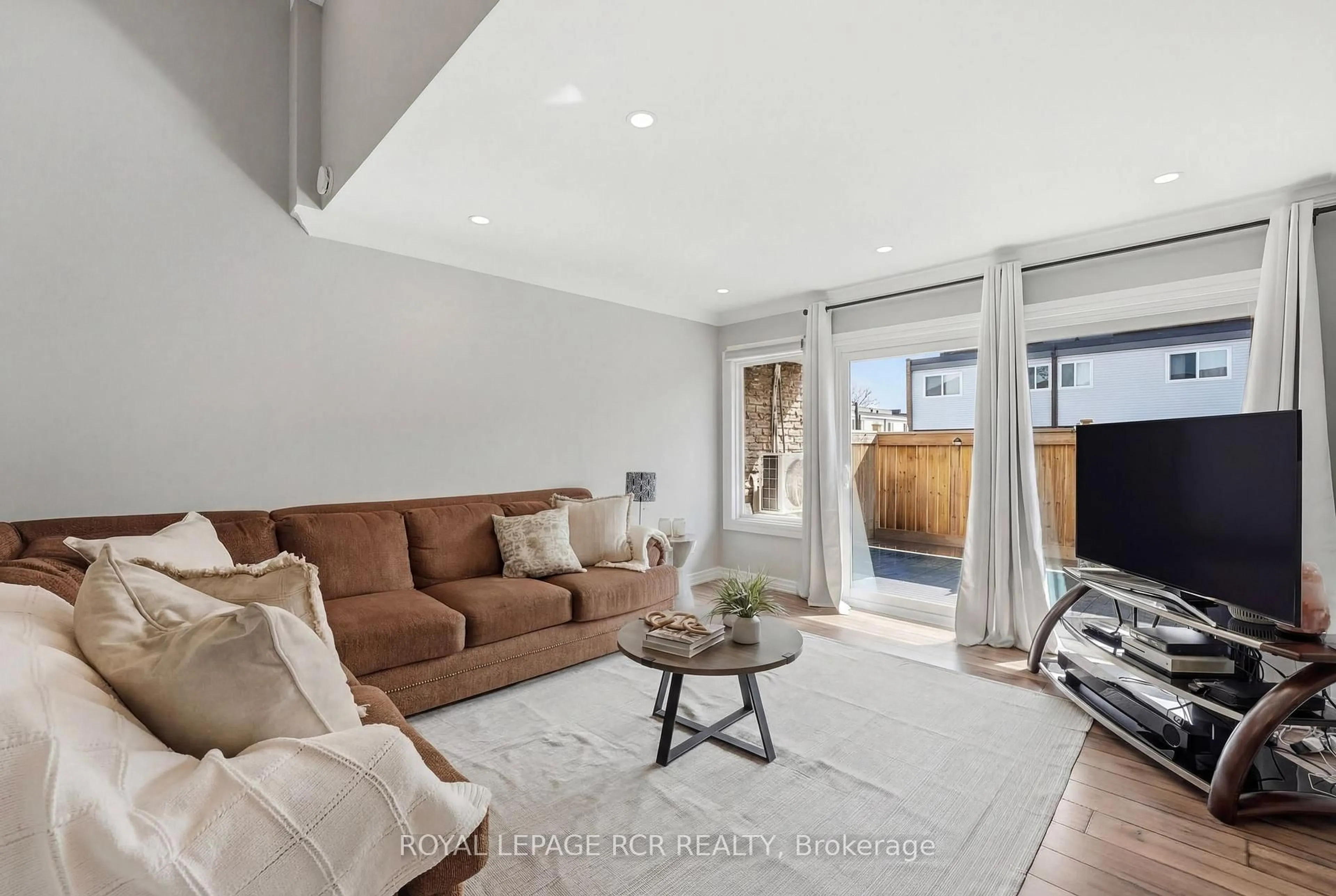 Living room with furniture, unknown for 155 Milestone Cres #28, Aurora Ontario L4G 3M2